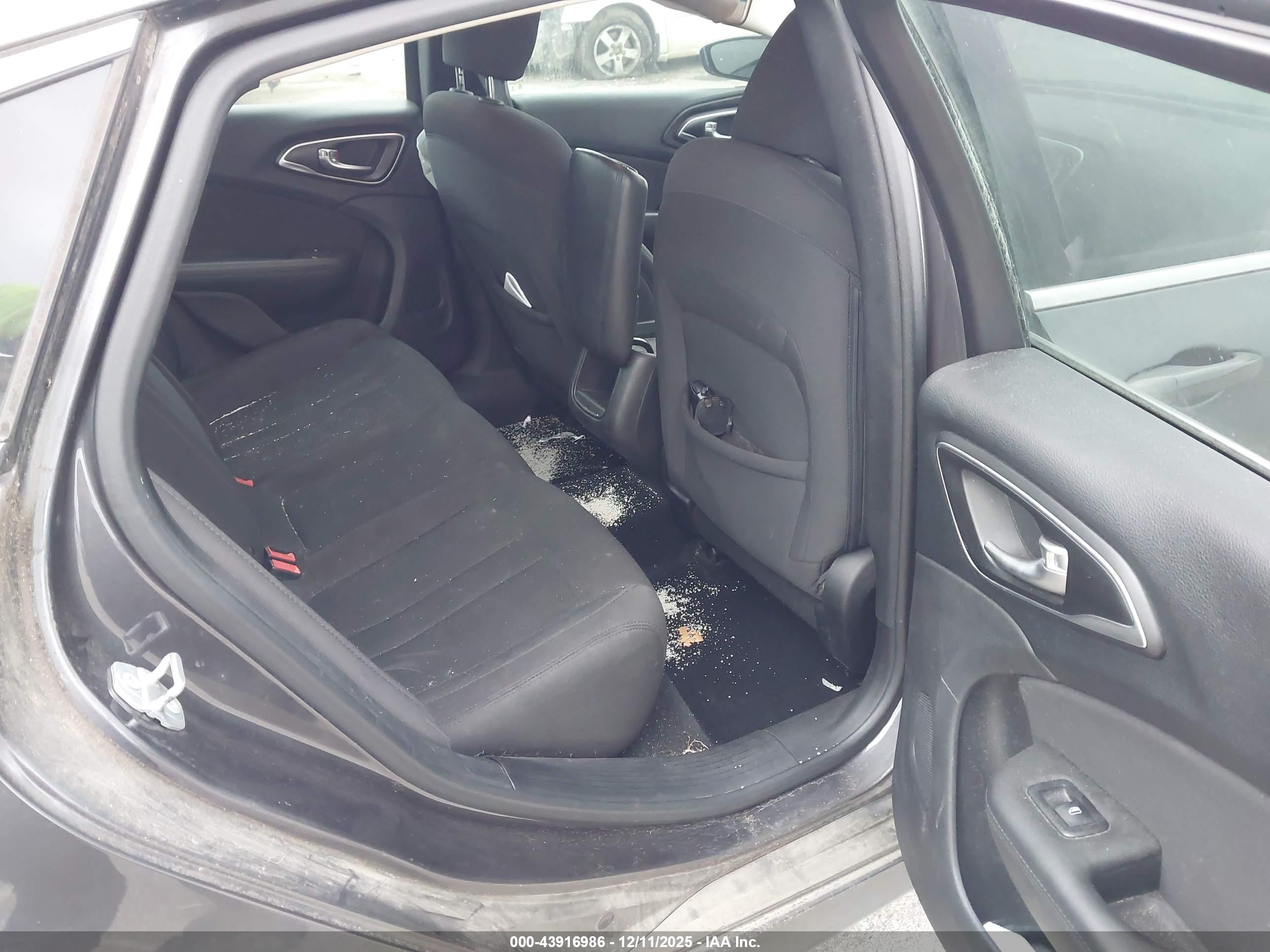 CHRYSLER 200 image 8