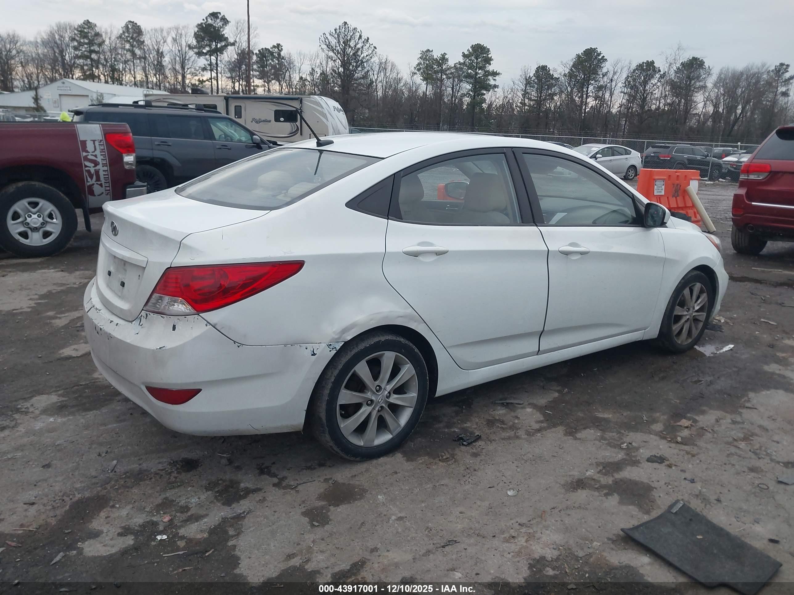 HYUNDAI ACCENT image 4