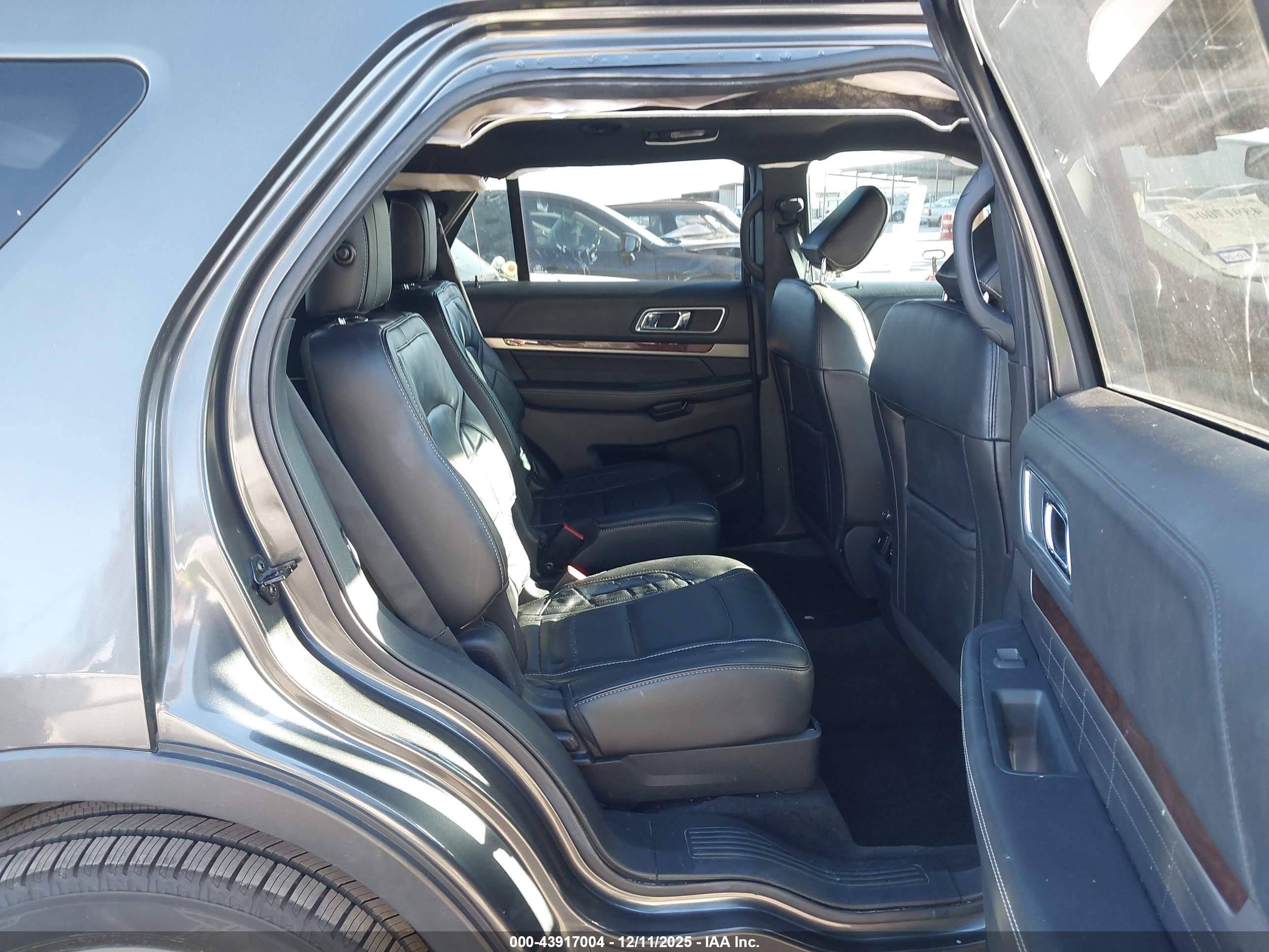 FORD EXPLORER image 8