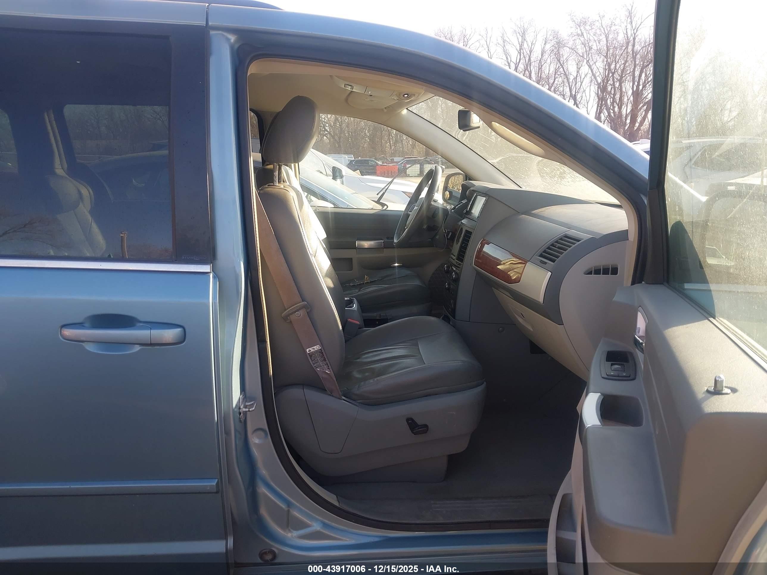 CHRYSLER TOWN image 5