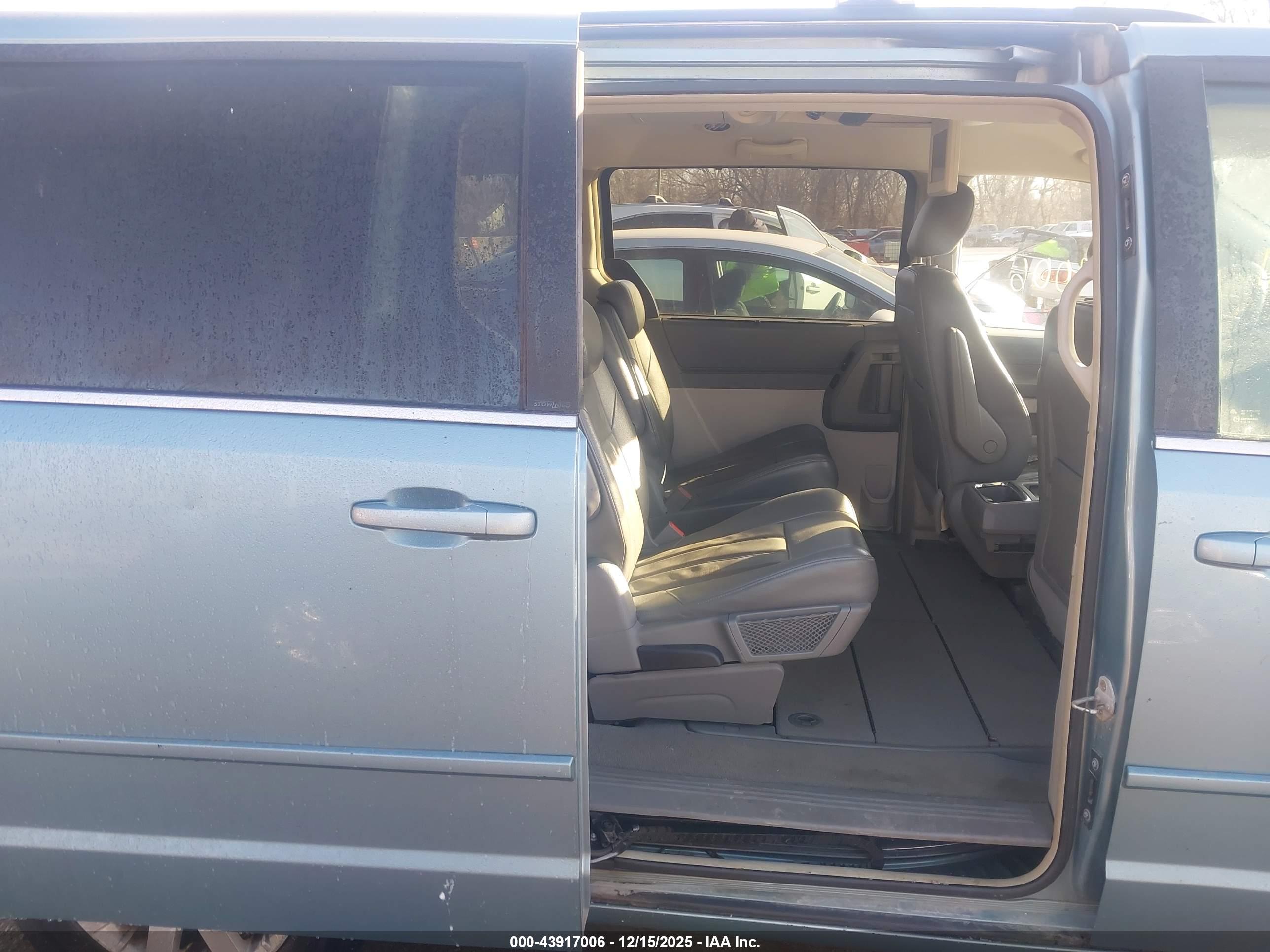 CHRYSLER TOWN image 8