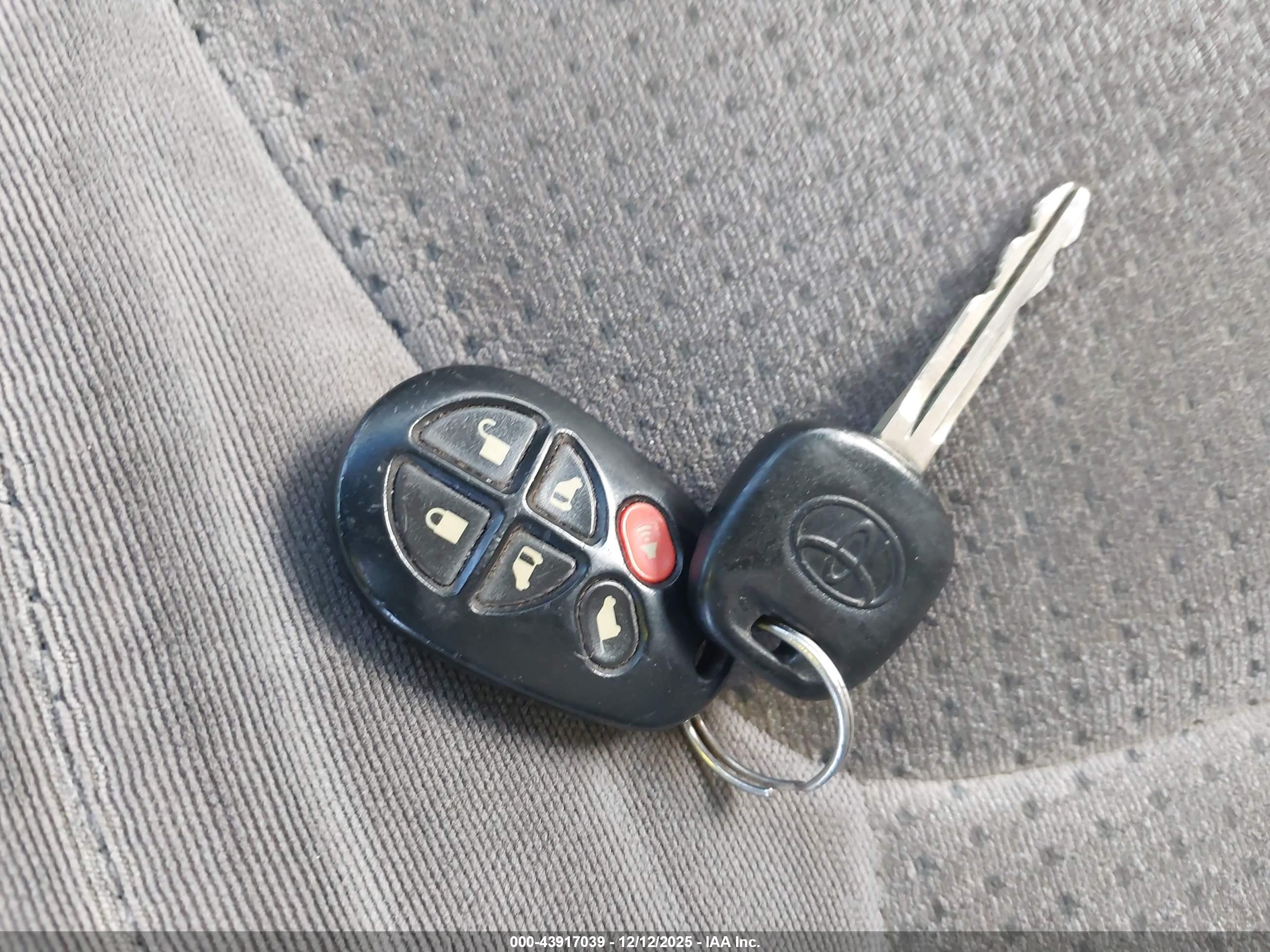TOYOTA SIENNA image 11