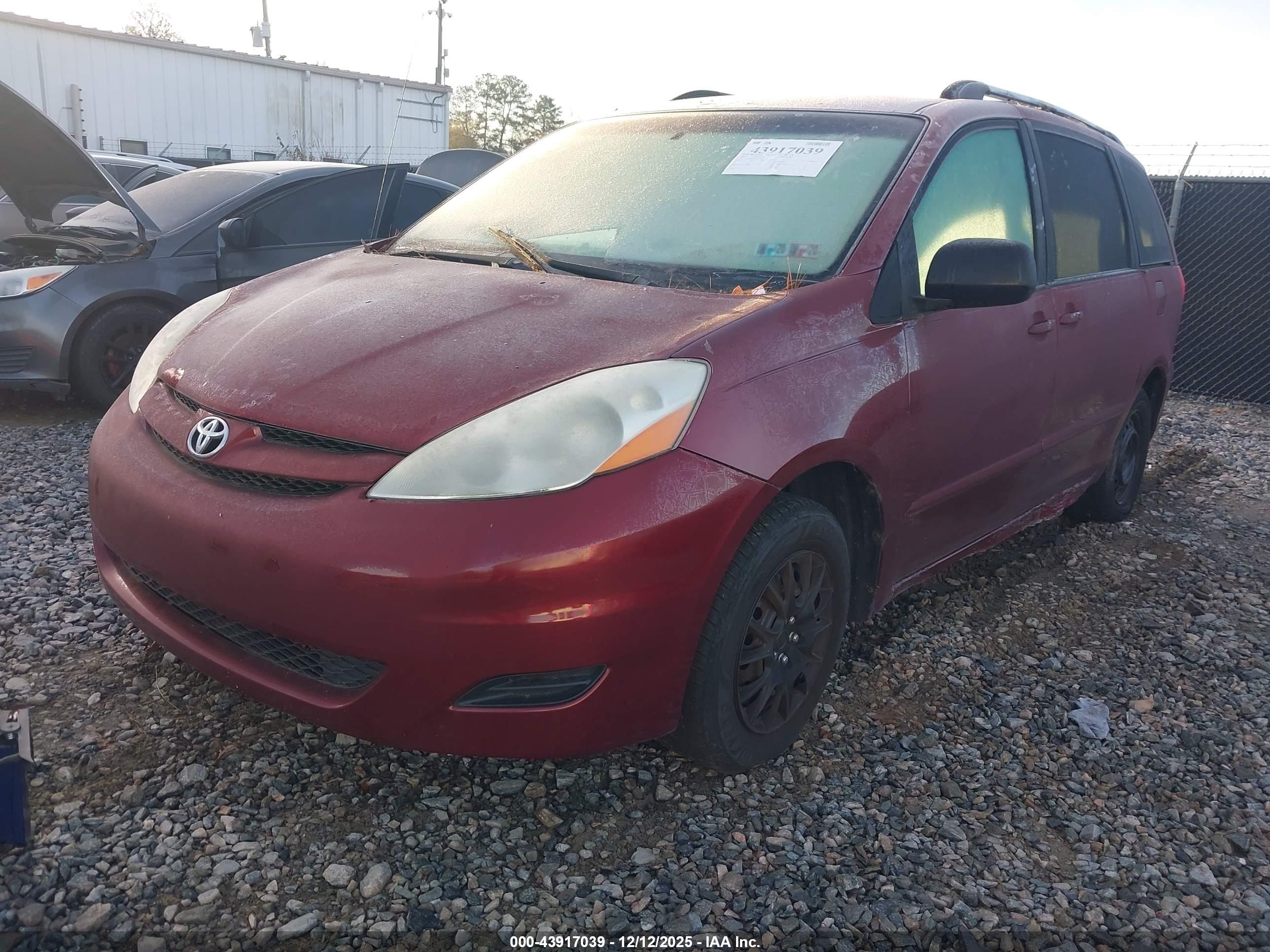 TOYOTA SIENNA image 2