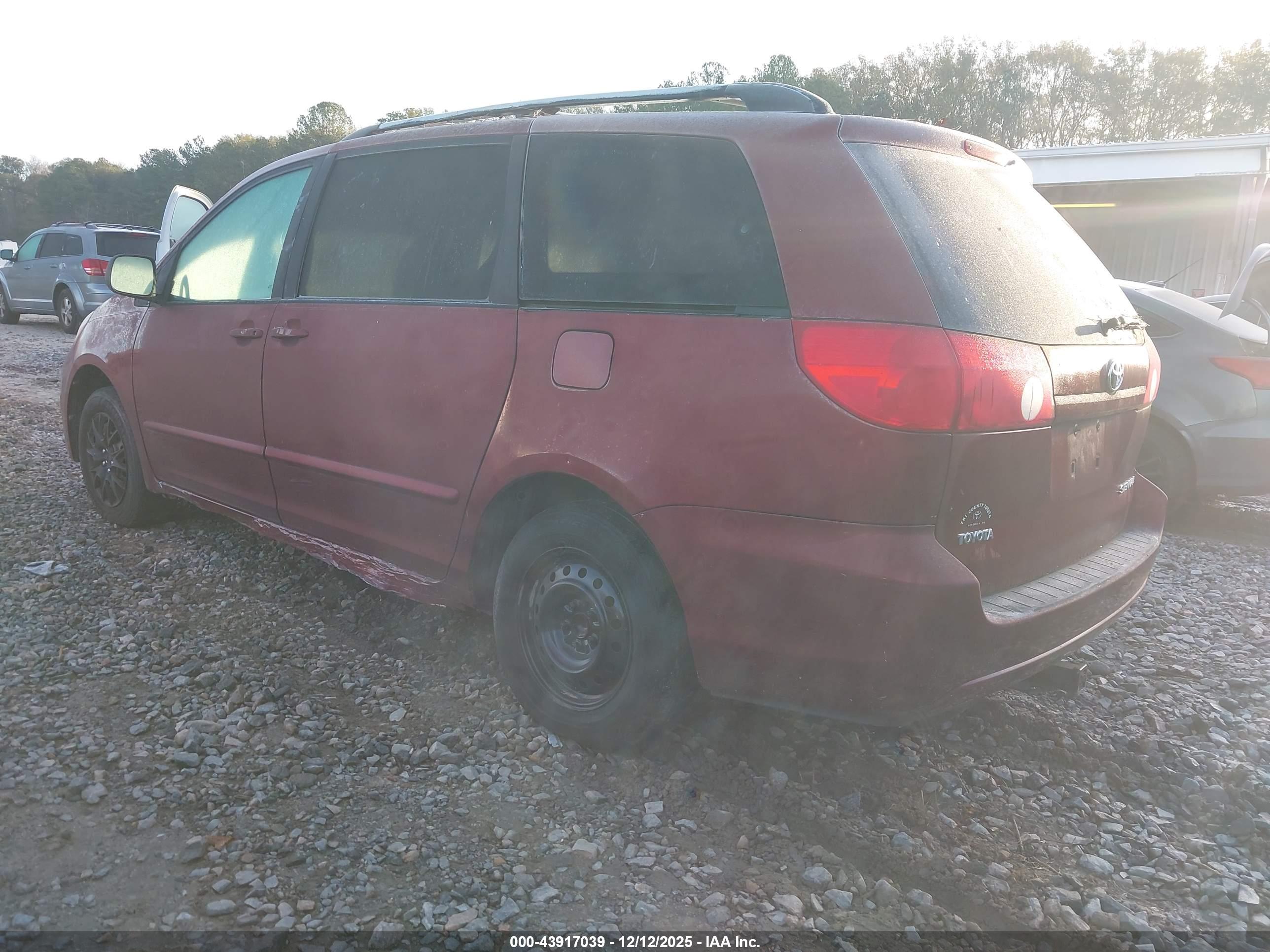 TOYOTA SIENNA image 3