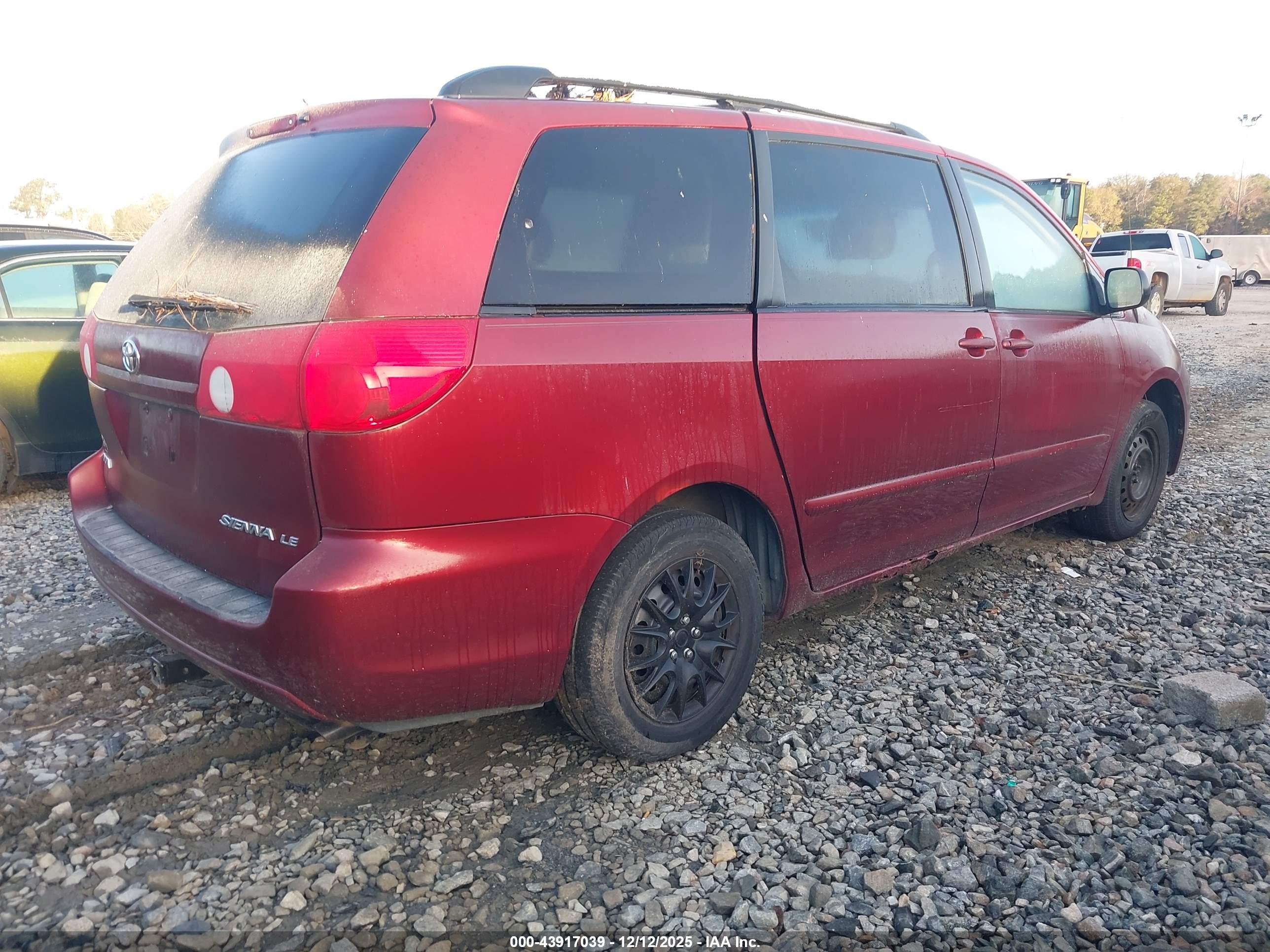 TOYOTA SIENNA image 4
