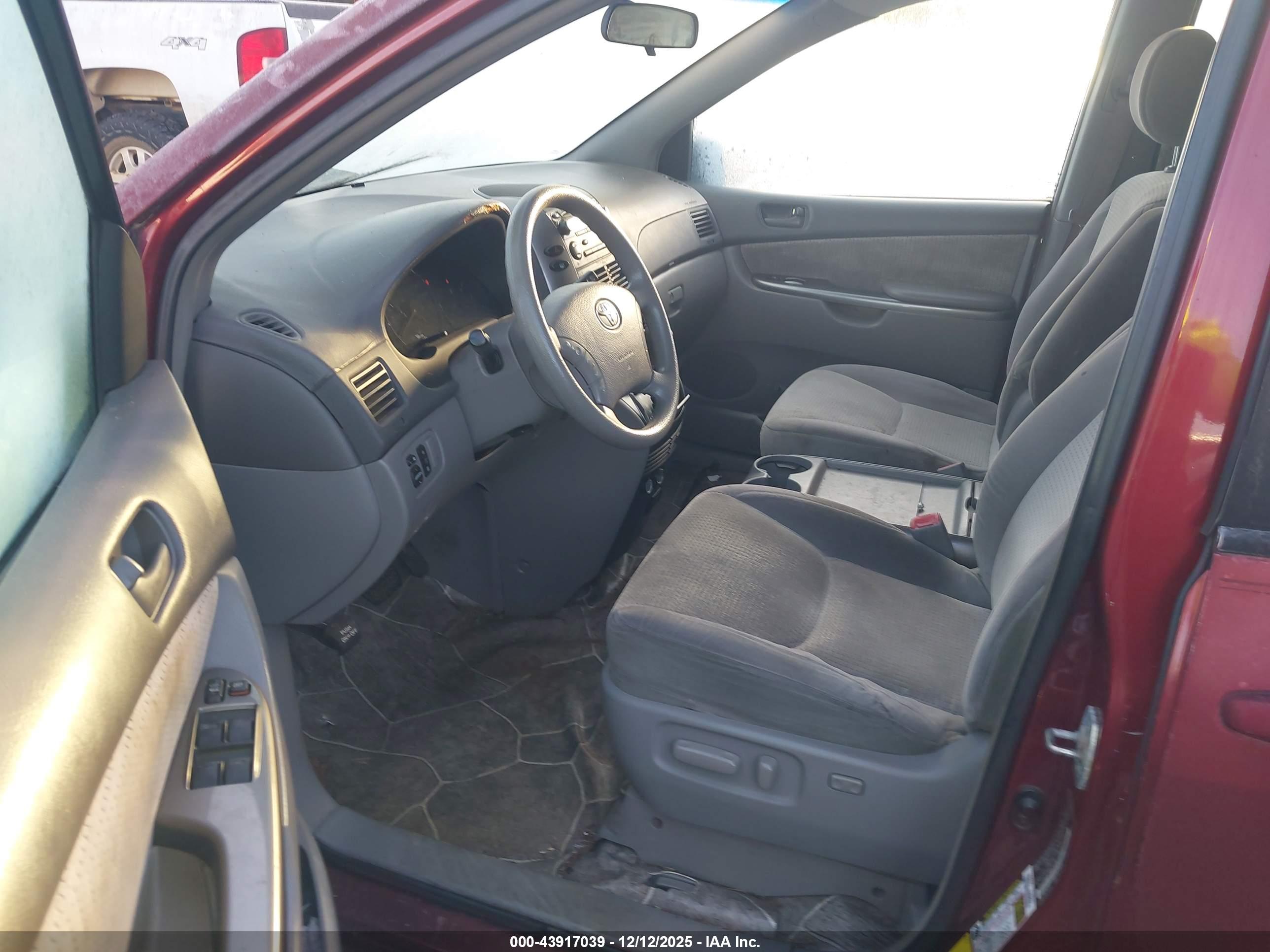 TOYOTA SIENNA image 5