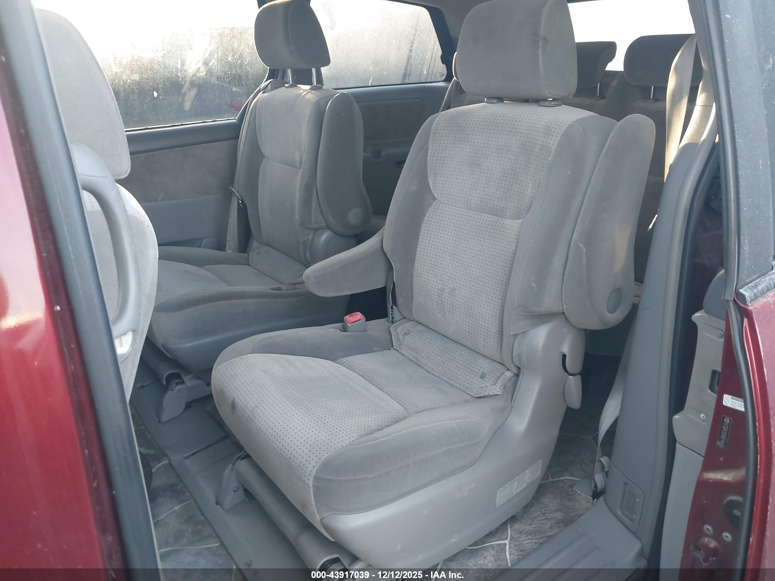 TOYOTA SIENNA image 8
