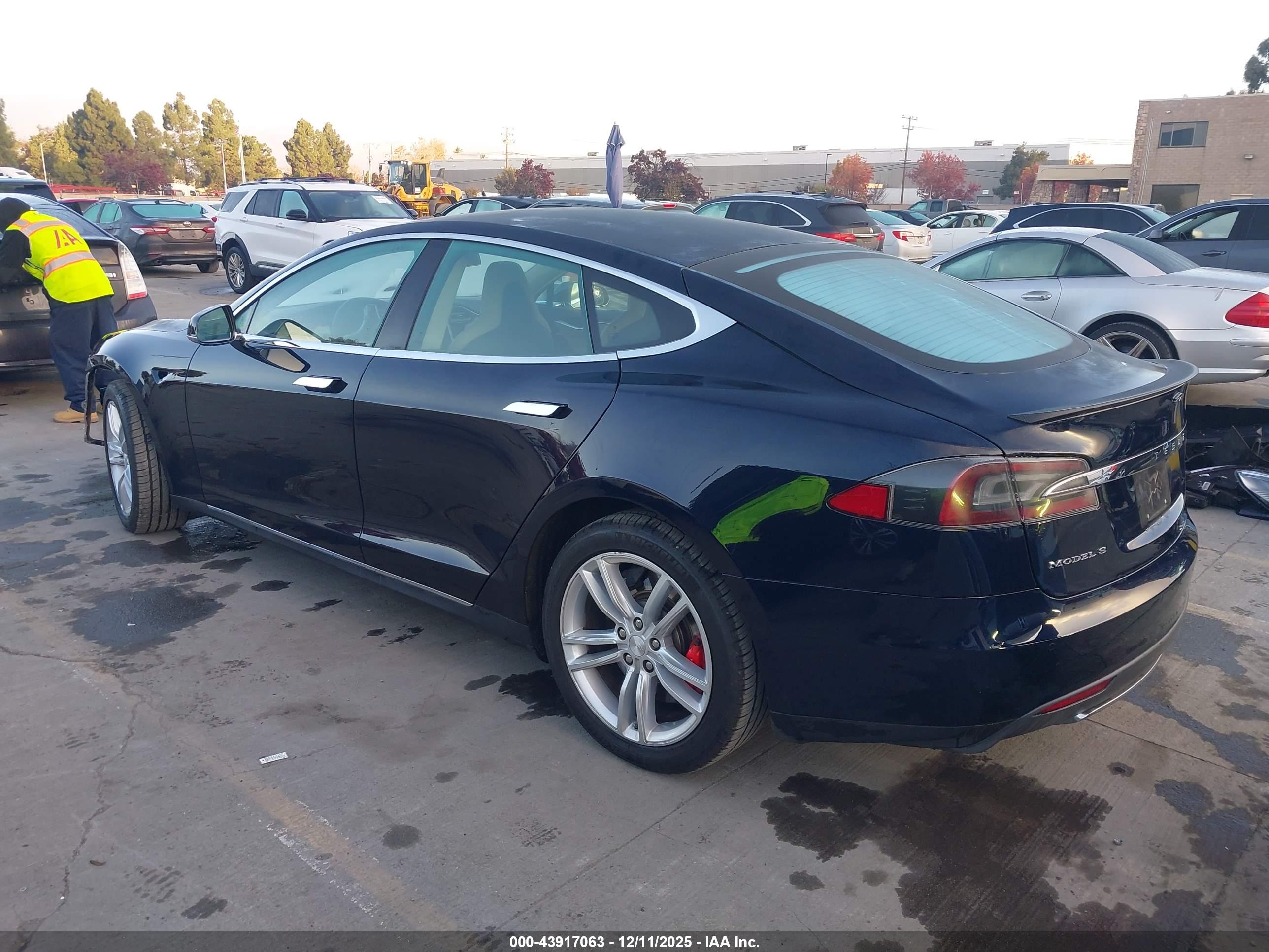 TESLA MODEL image 3