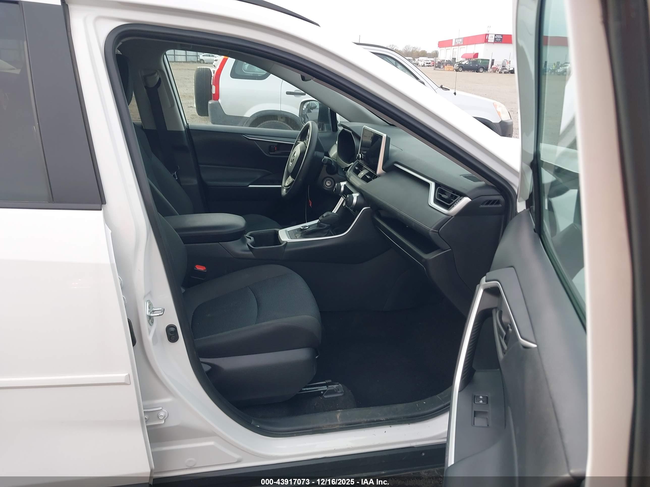 TOYOTA RAV4 image 5