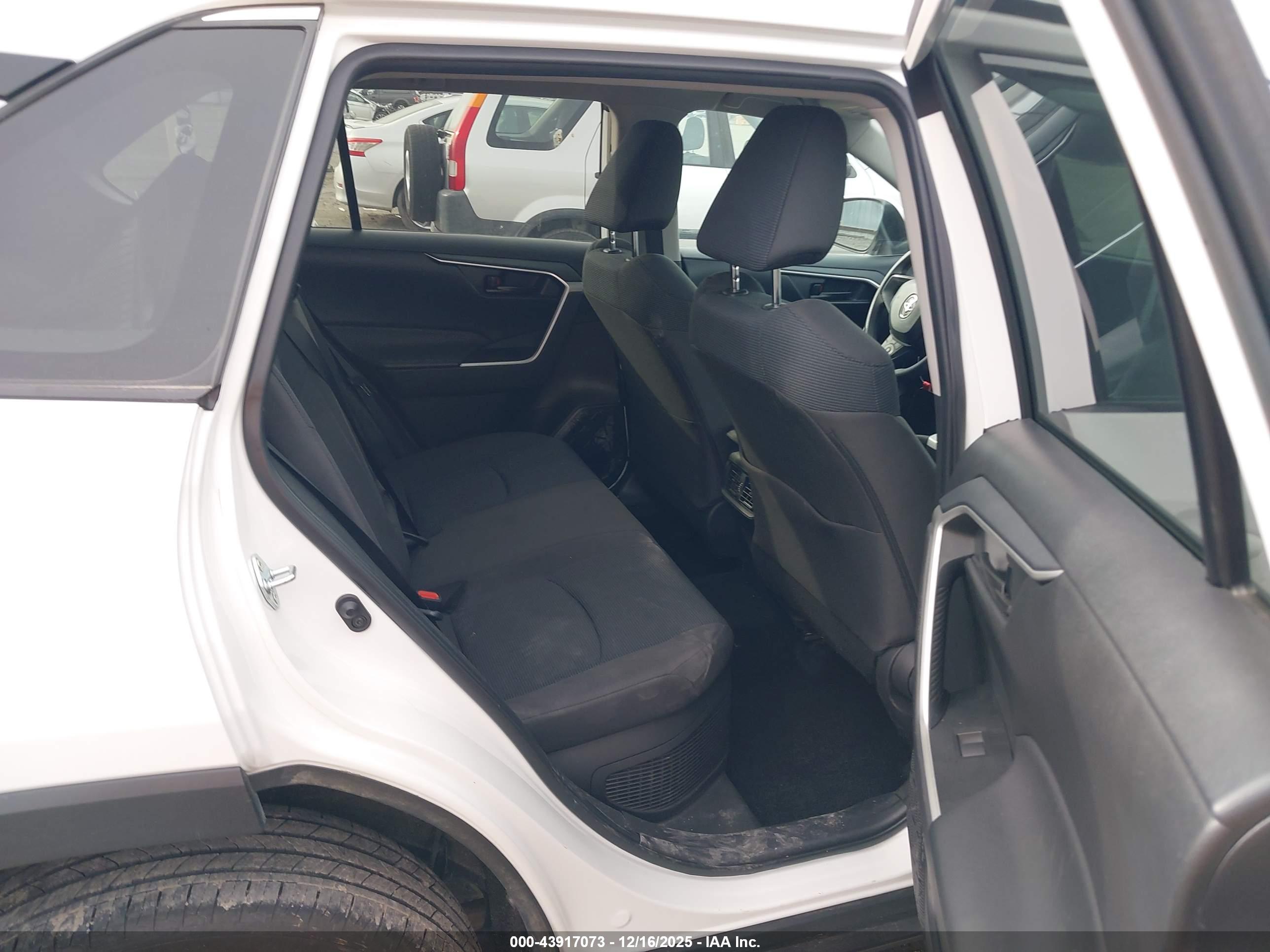 TOYOTA RAV4 image 8