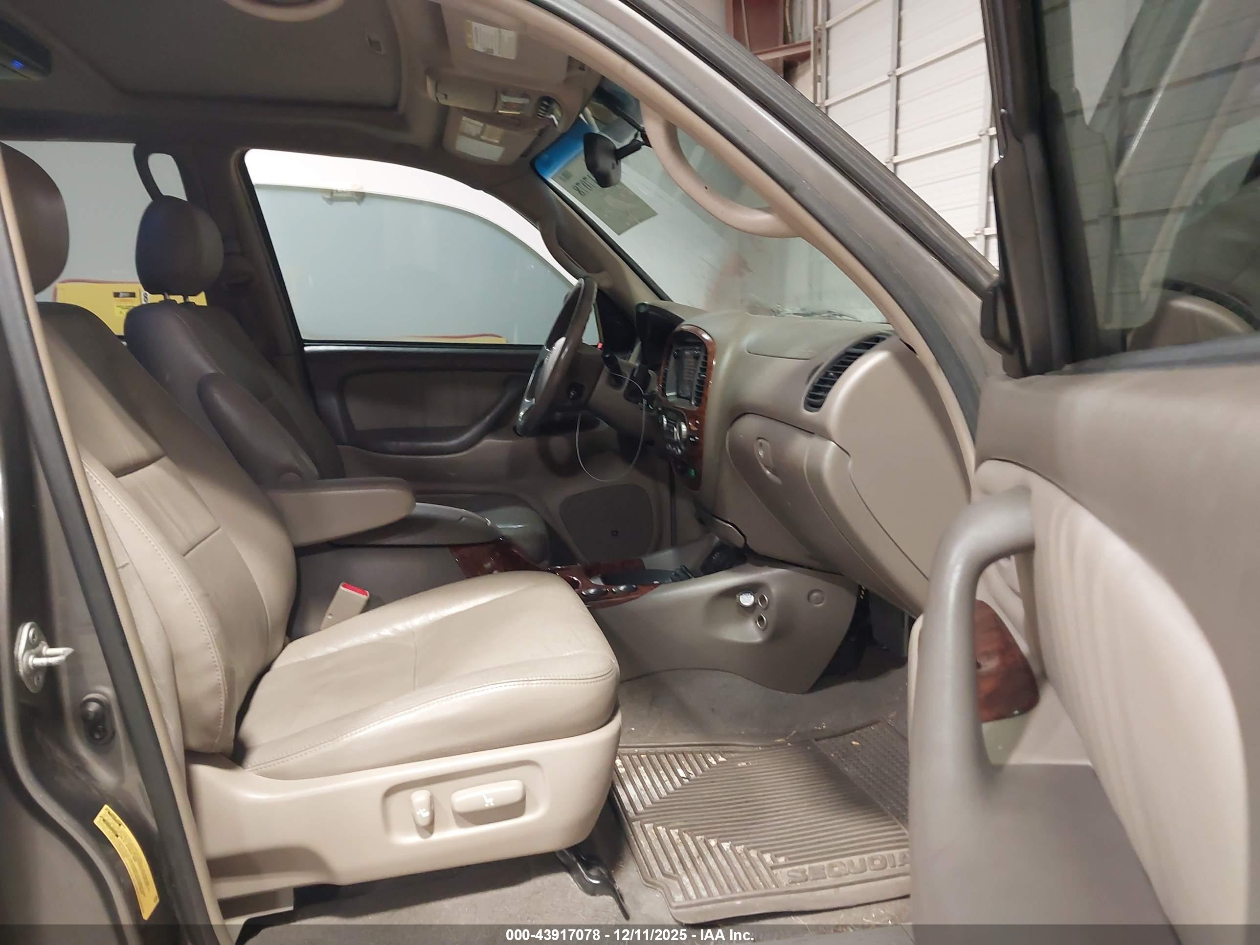 TOYOTA SEQUOIA image 5