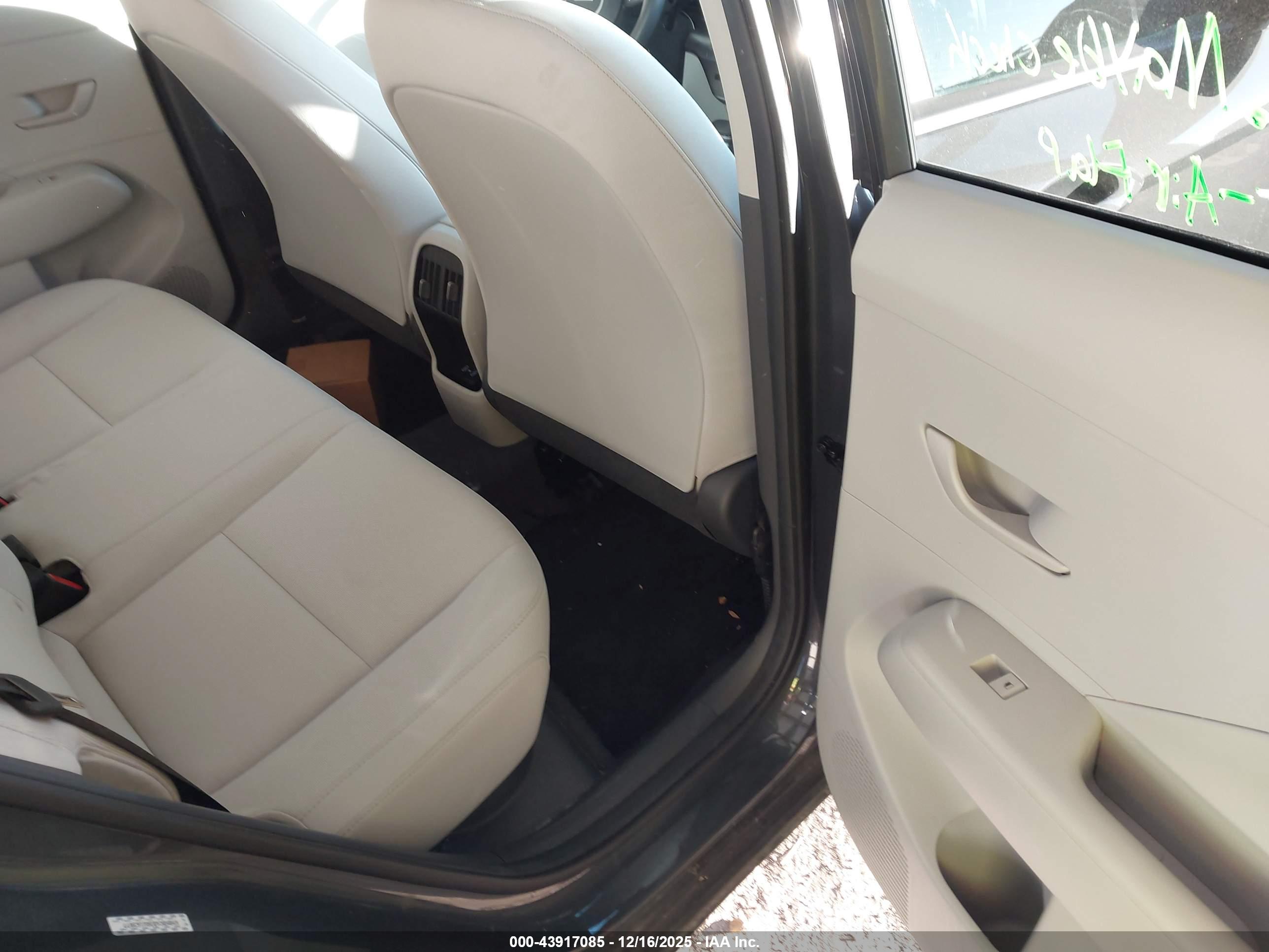 HYUNDAI KONA image 8