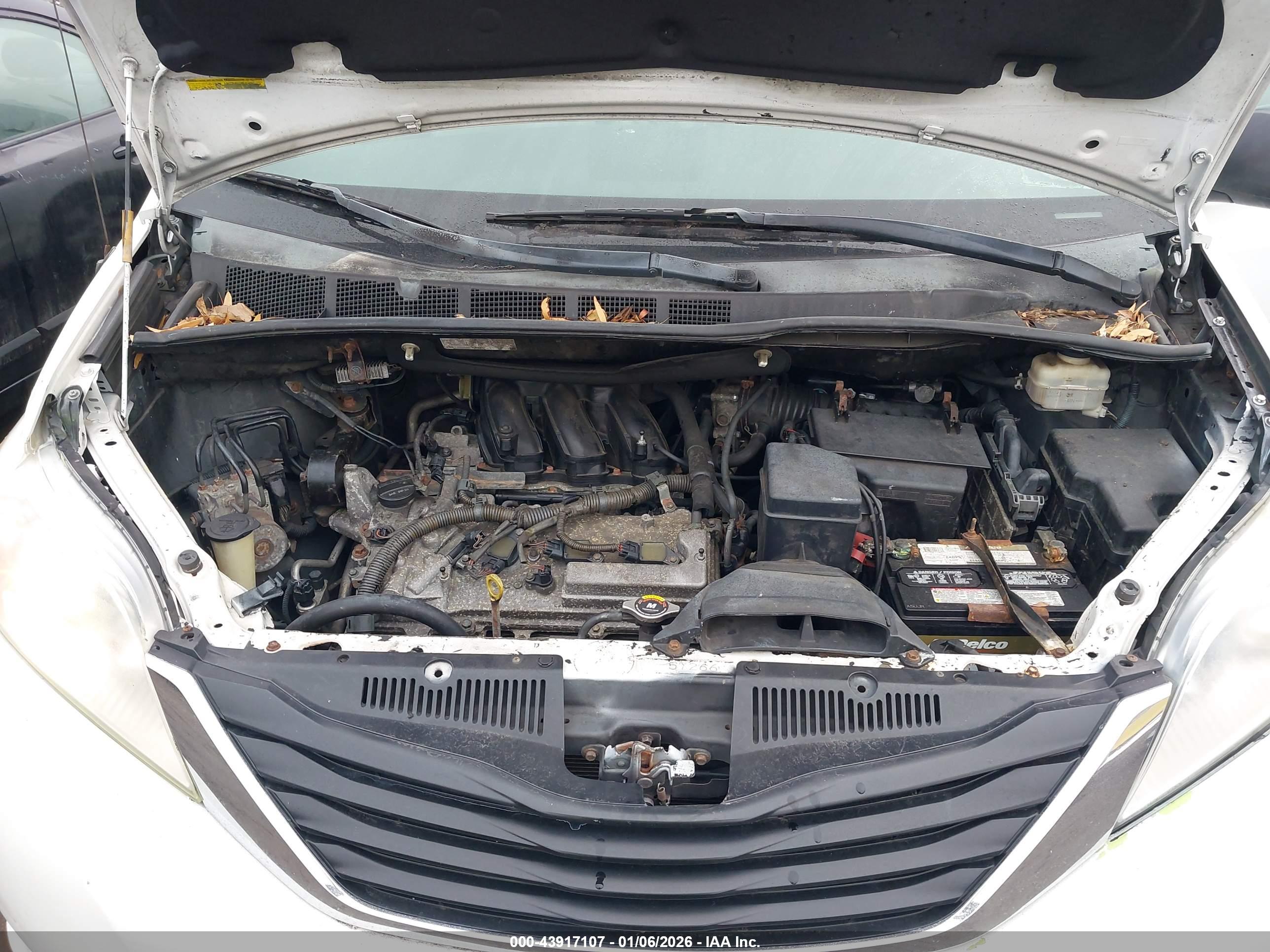 TOYOTA SIENNA image 10