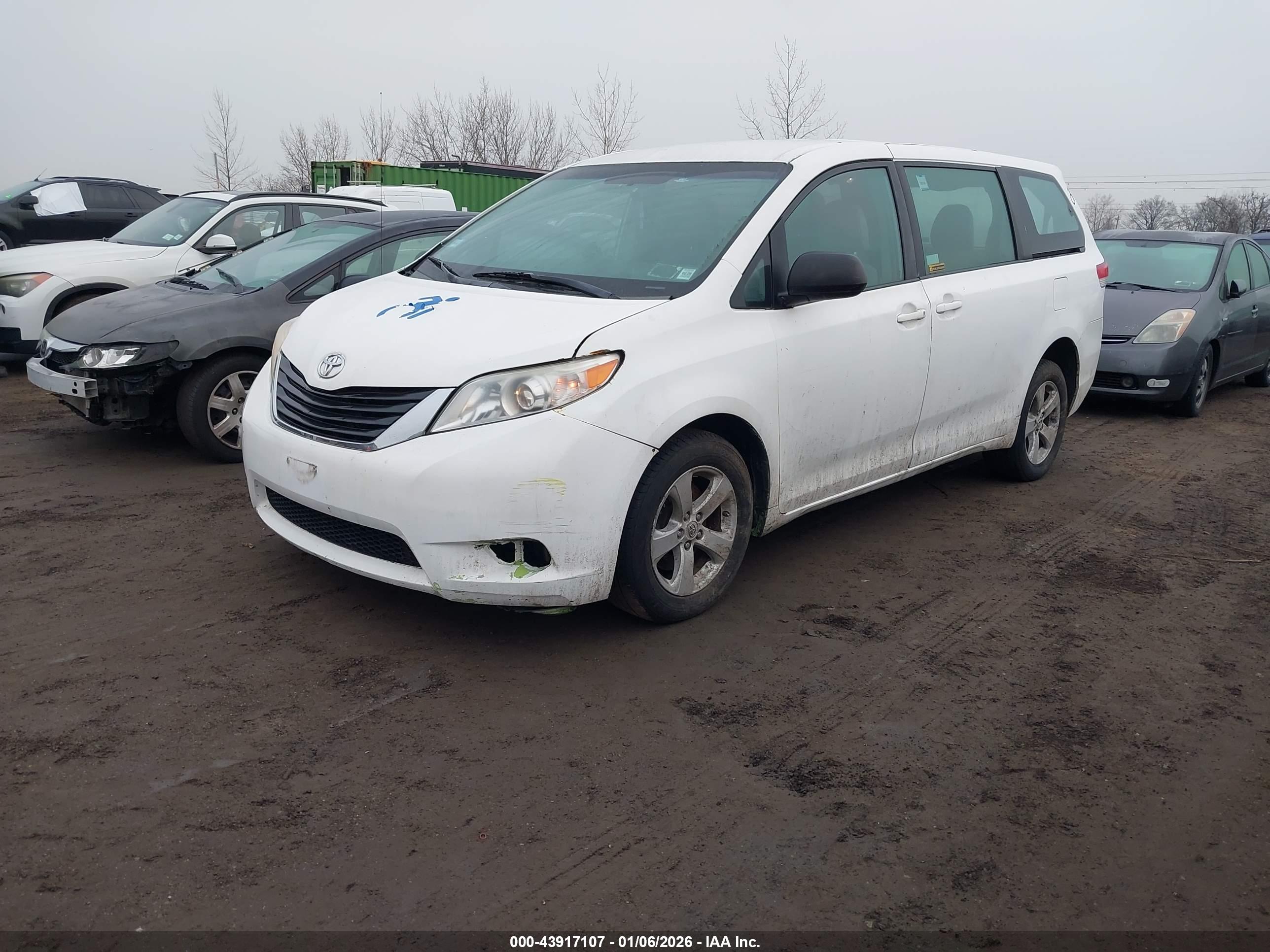 TOYOTA SIENNA image 2