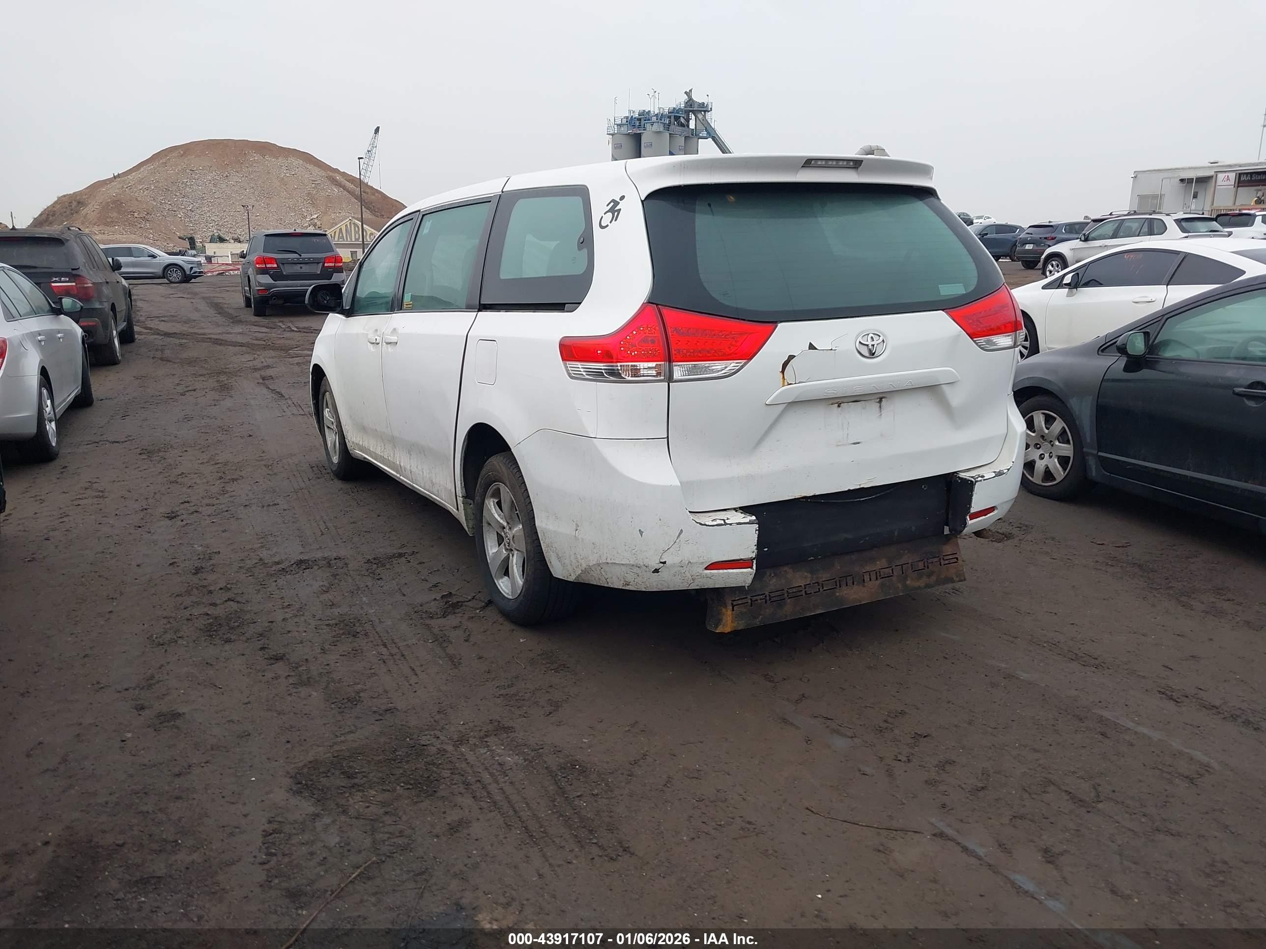 TOYOTA SIENNA image 3