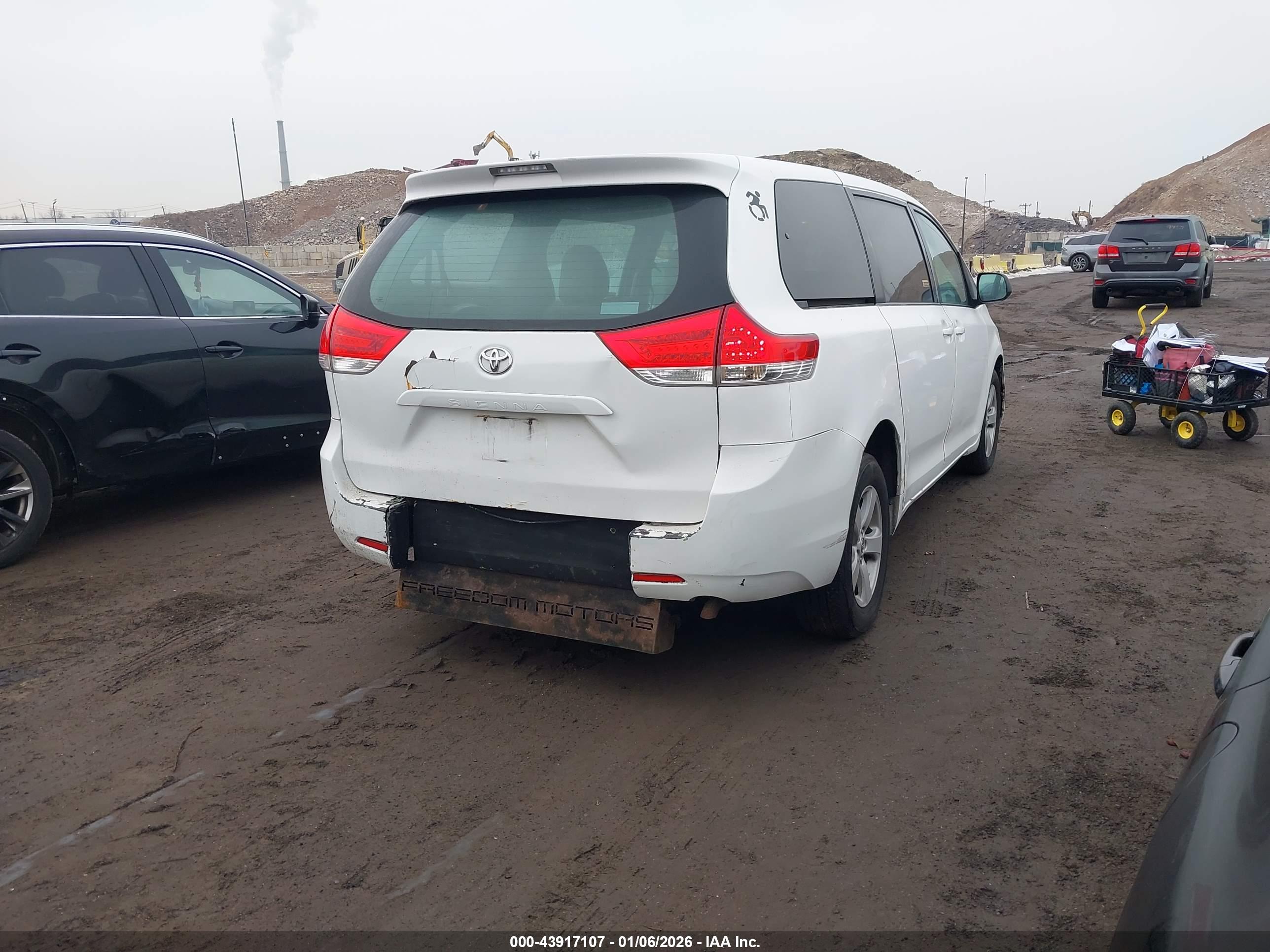 TOYOTA SIENNA image 4