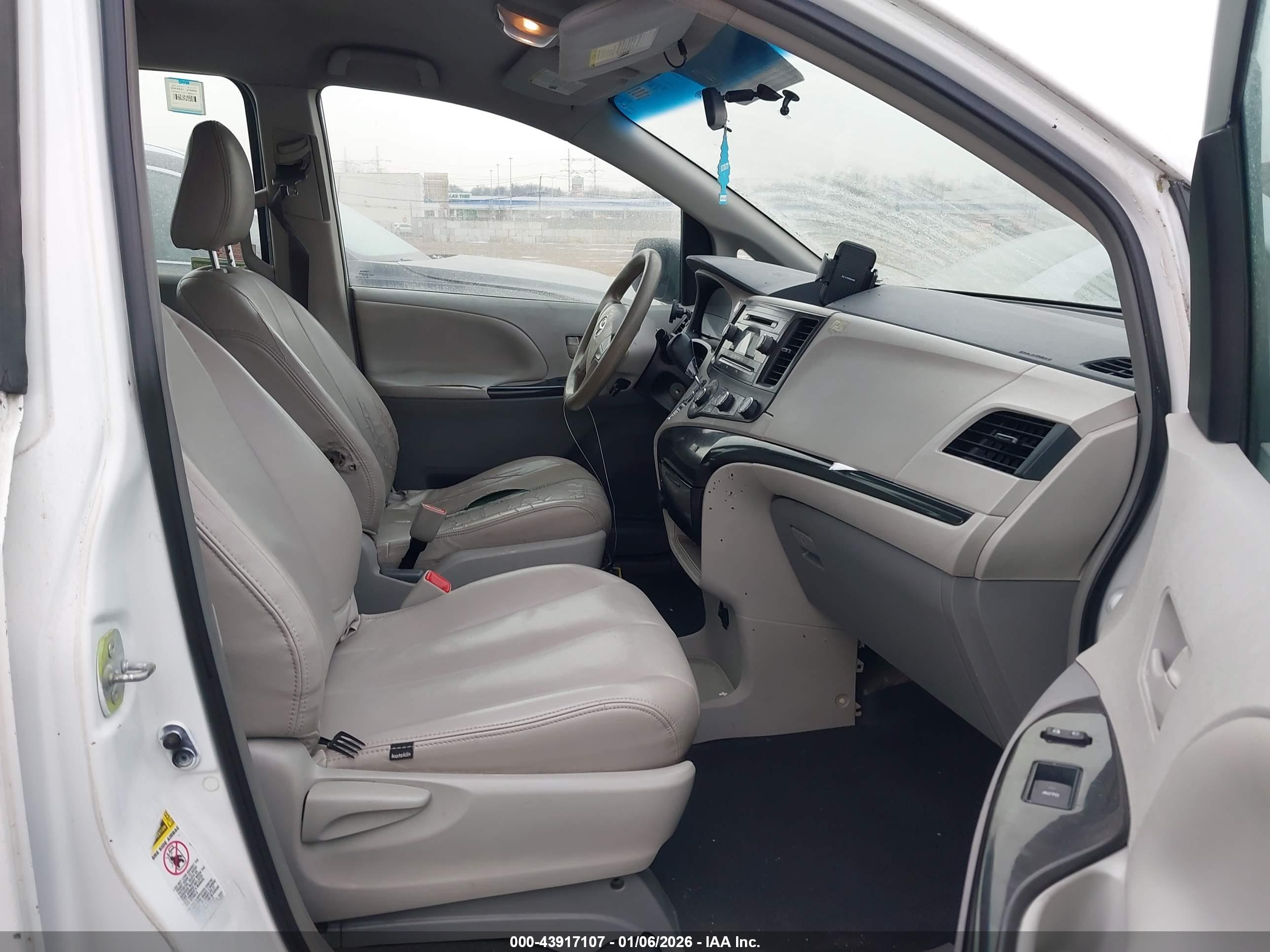 TOYOTA SIENNA image 5