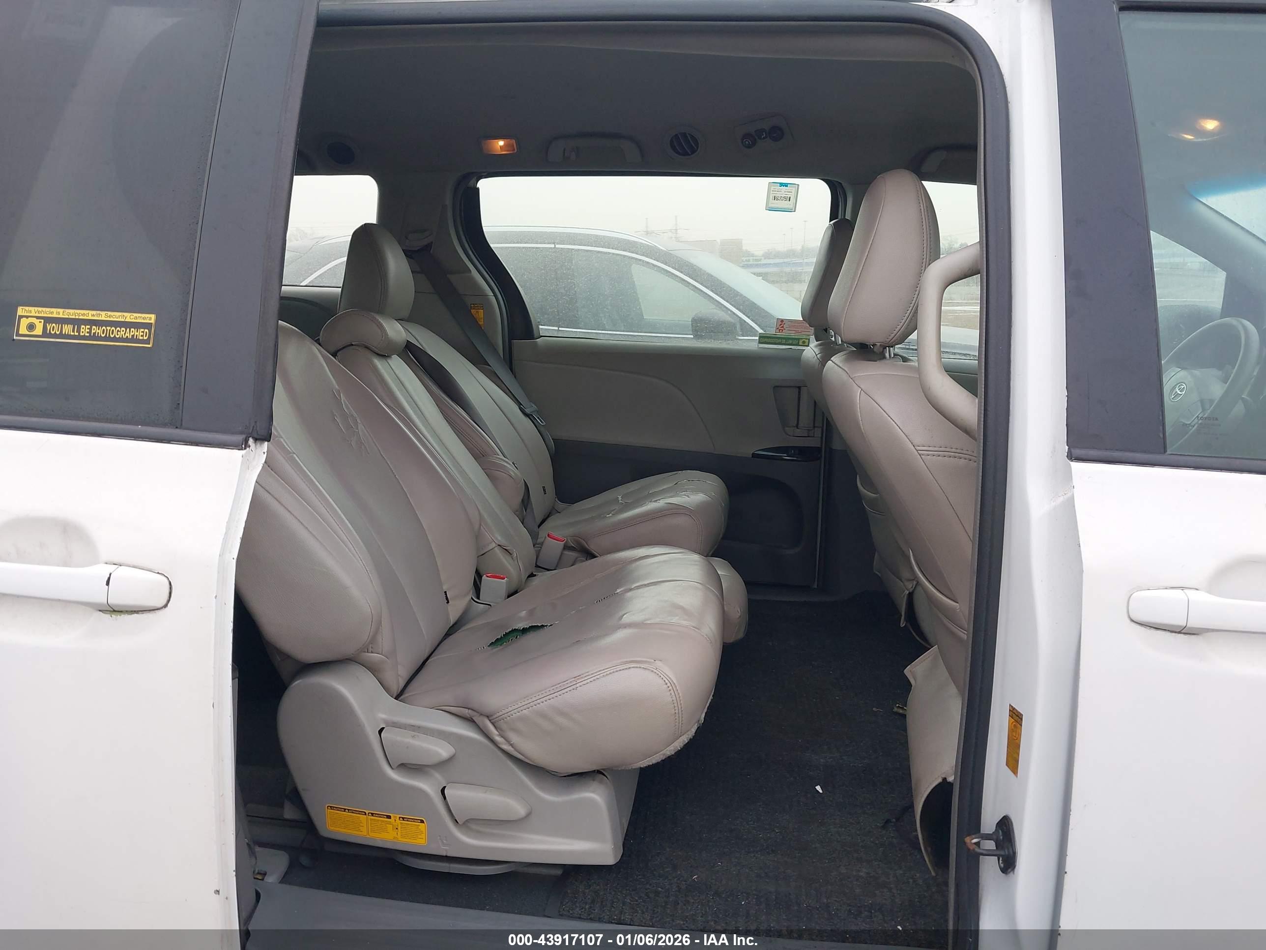 TOYOTA SIENNA image 8