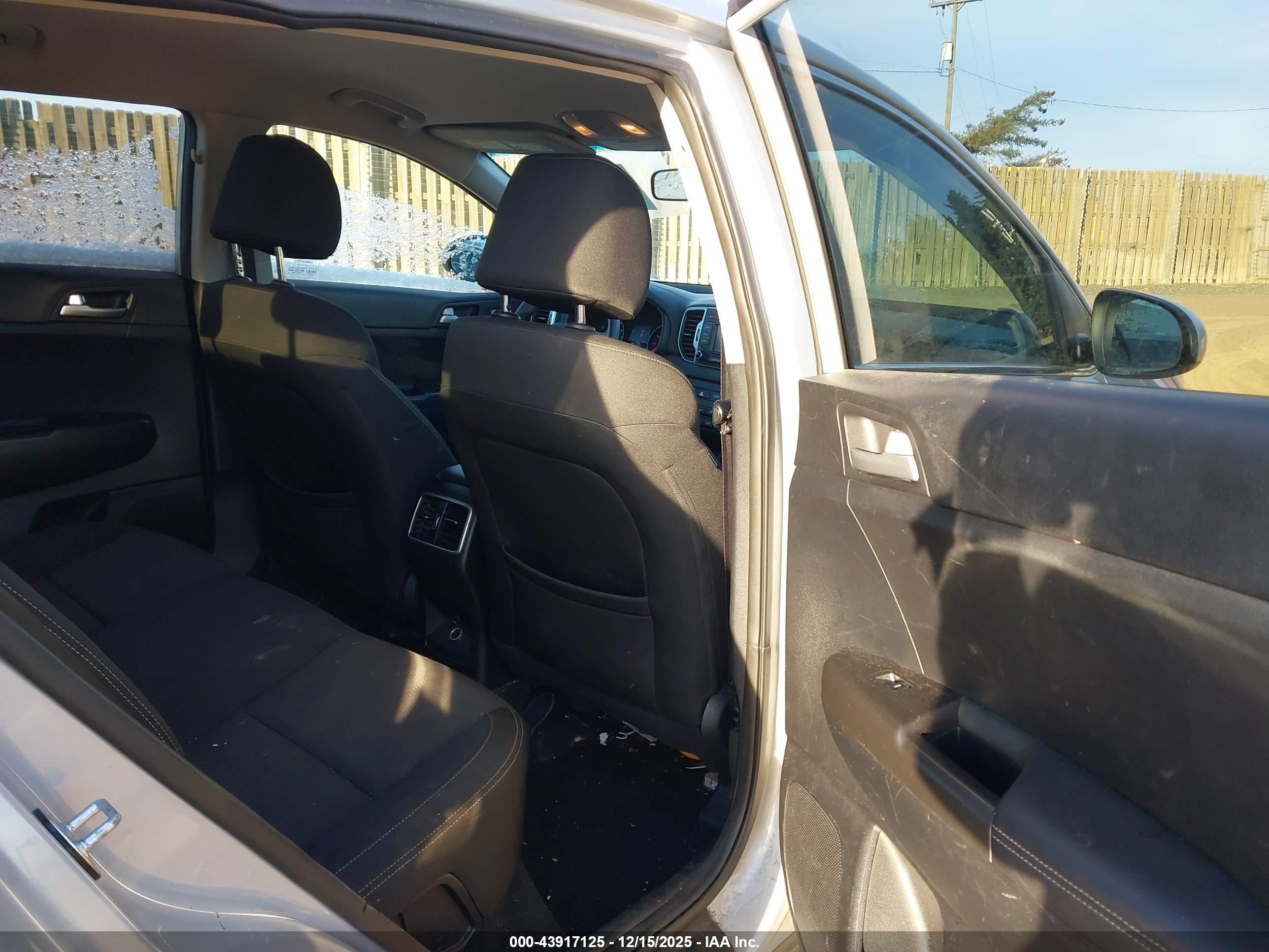 KIA SPORTAGE image 8