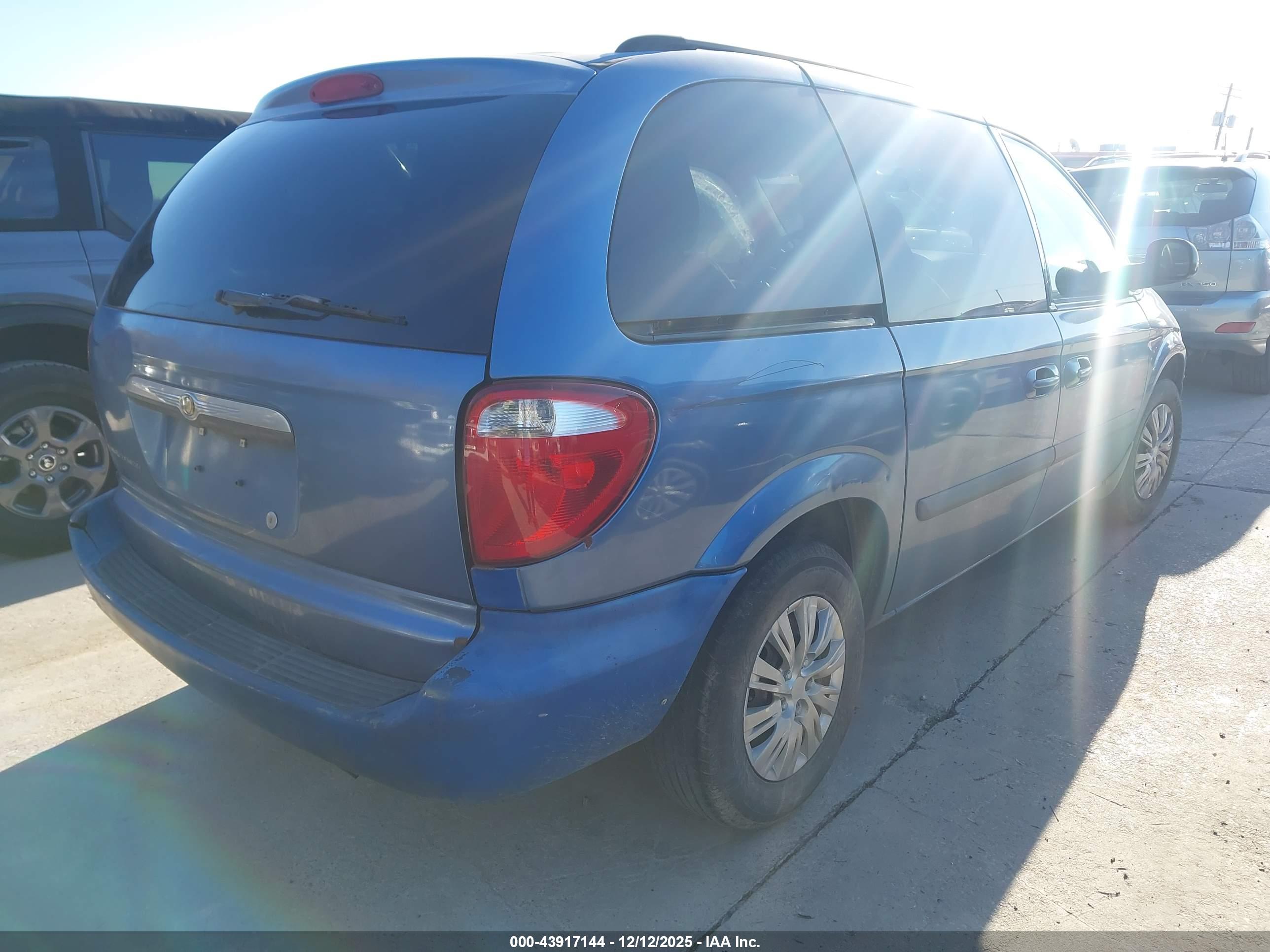 CHRYSLER TOWN image 4
