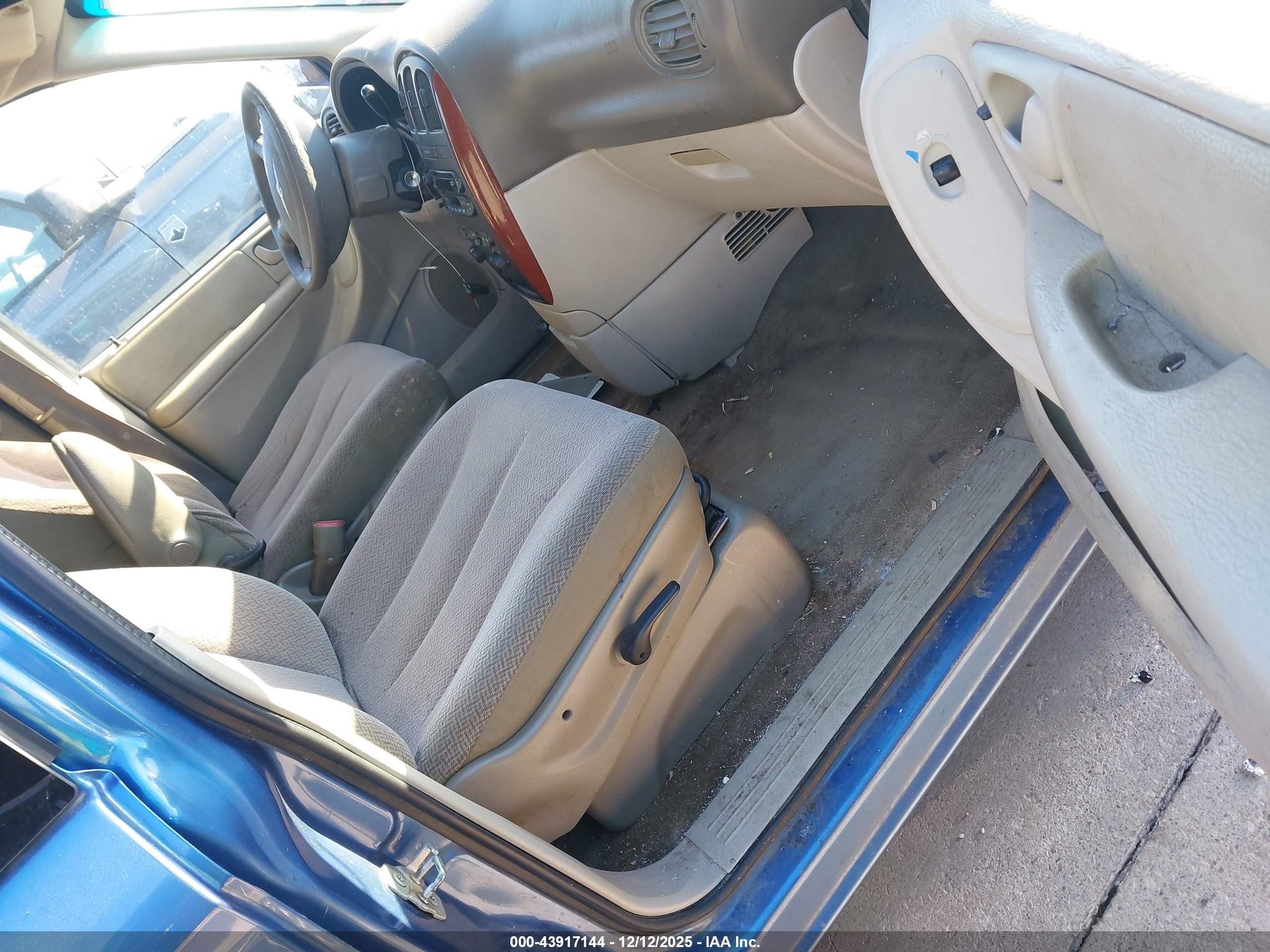 CHRYSLER TOWN image 5