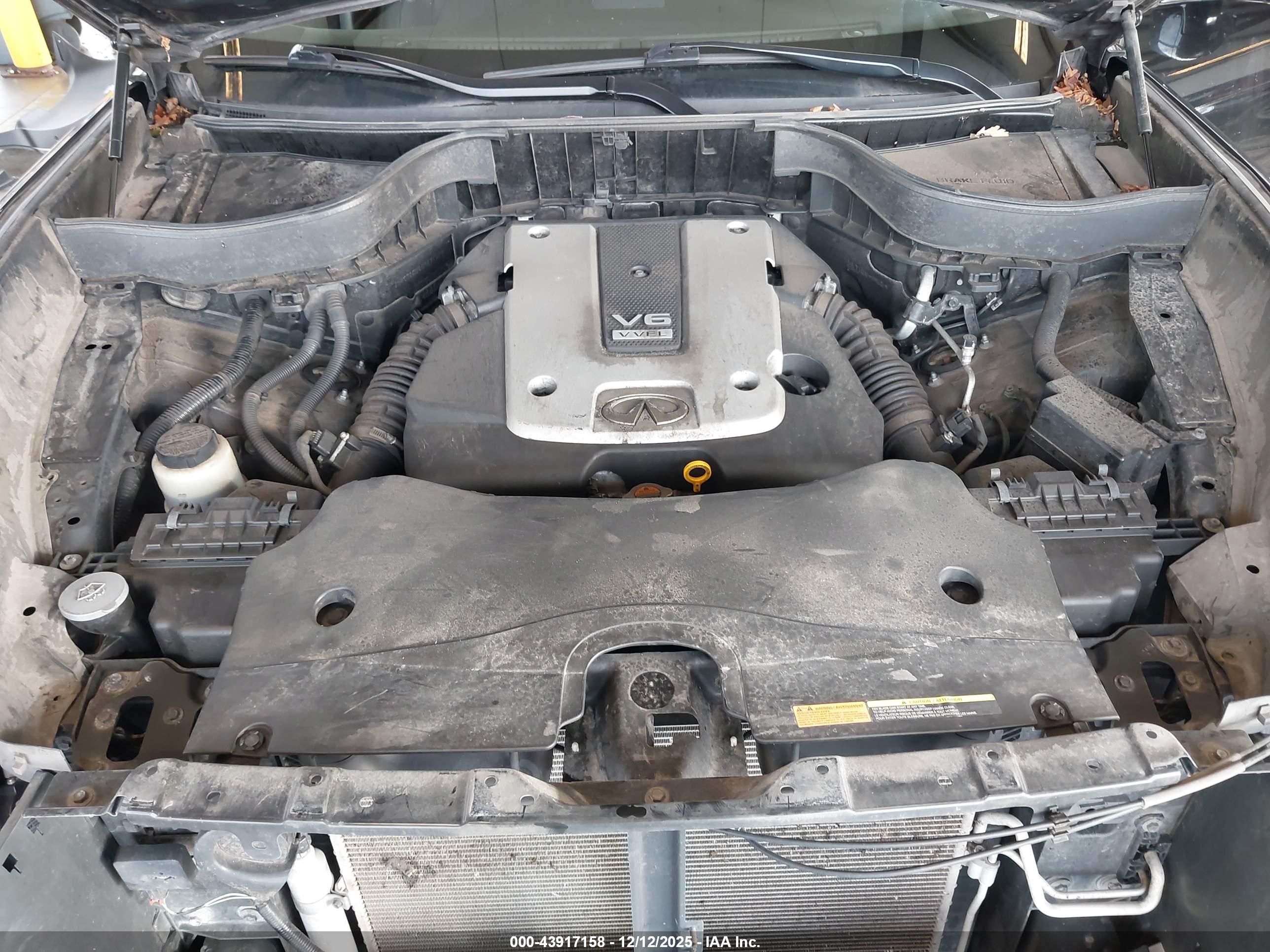 INFINITI QX70 image 10