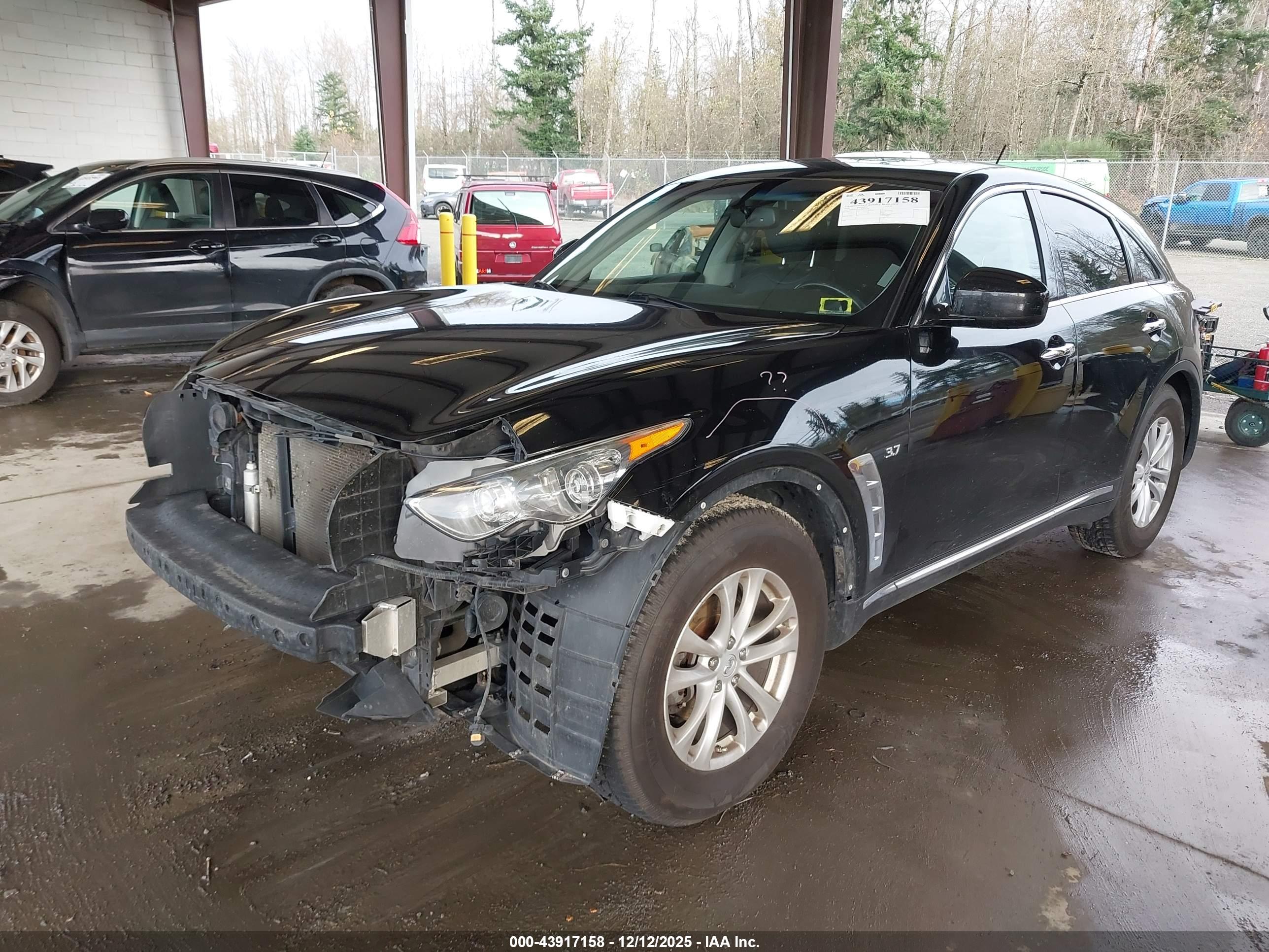 INFINITI QX70 image 2