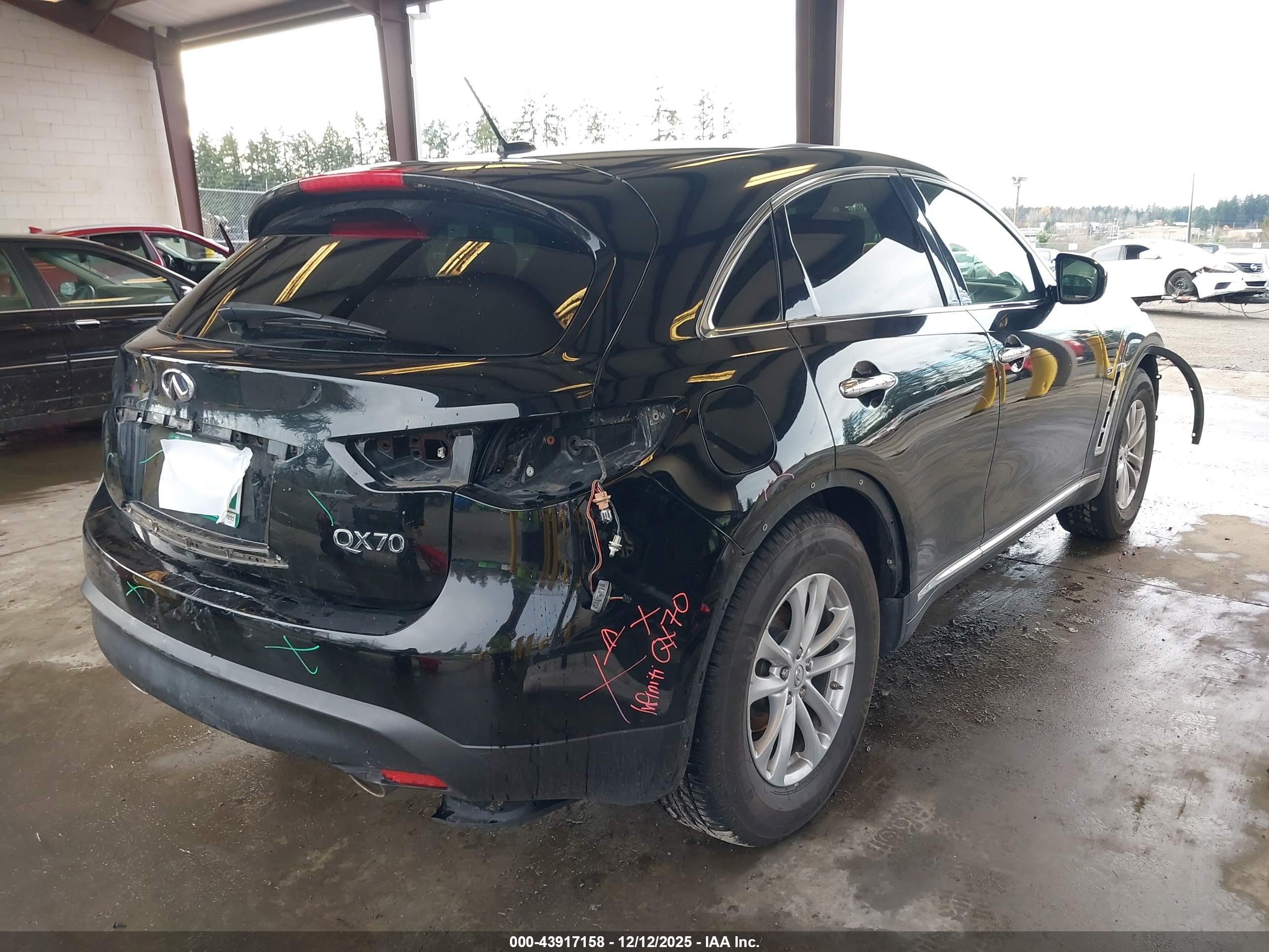 INFINITI QX70 image 4
