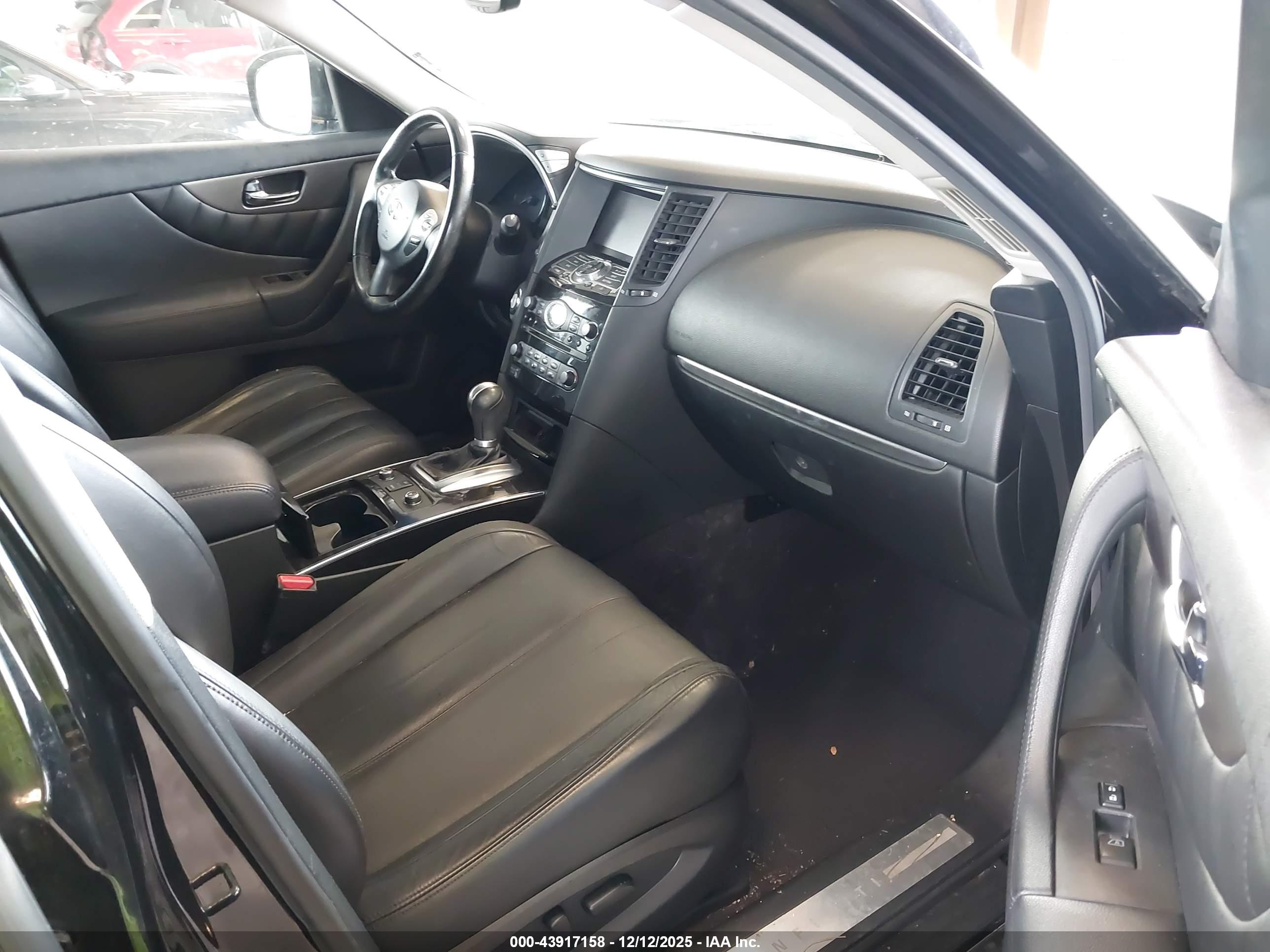 INFINITI QX70 image 5
