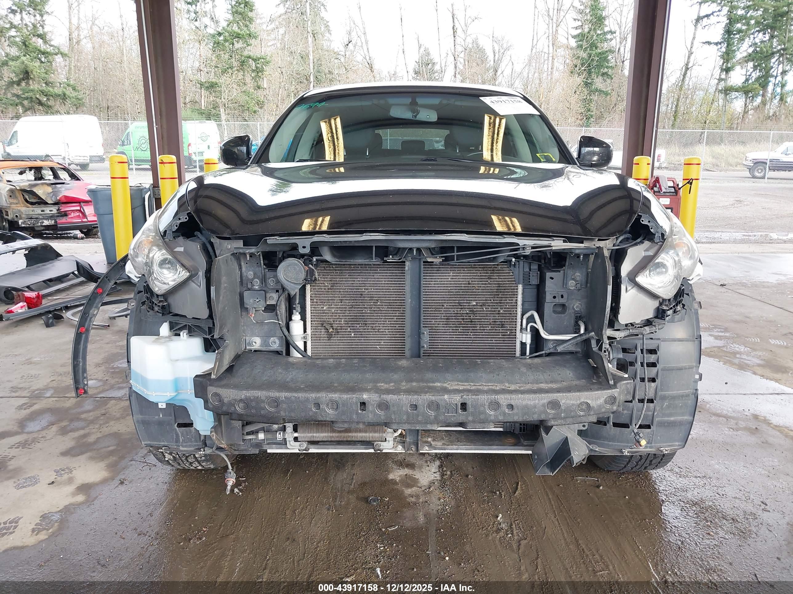 INFINITI QX70 image 6