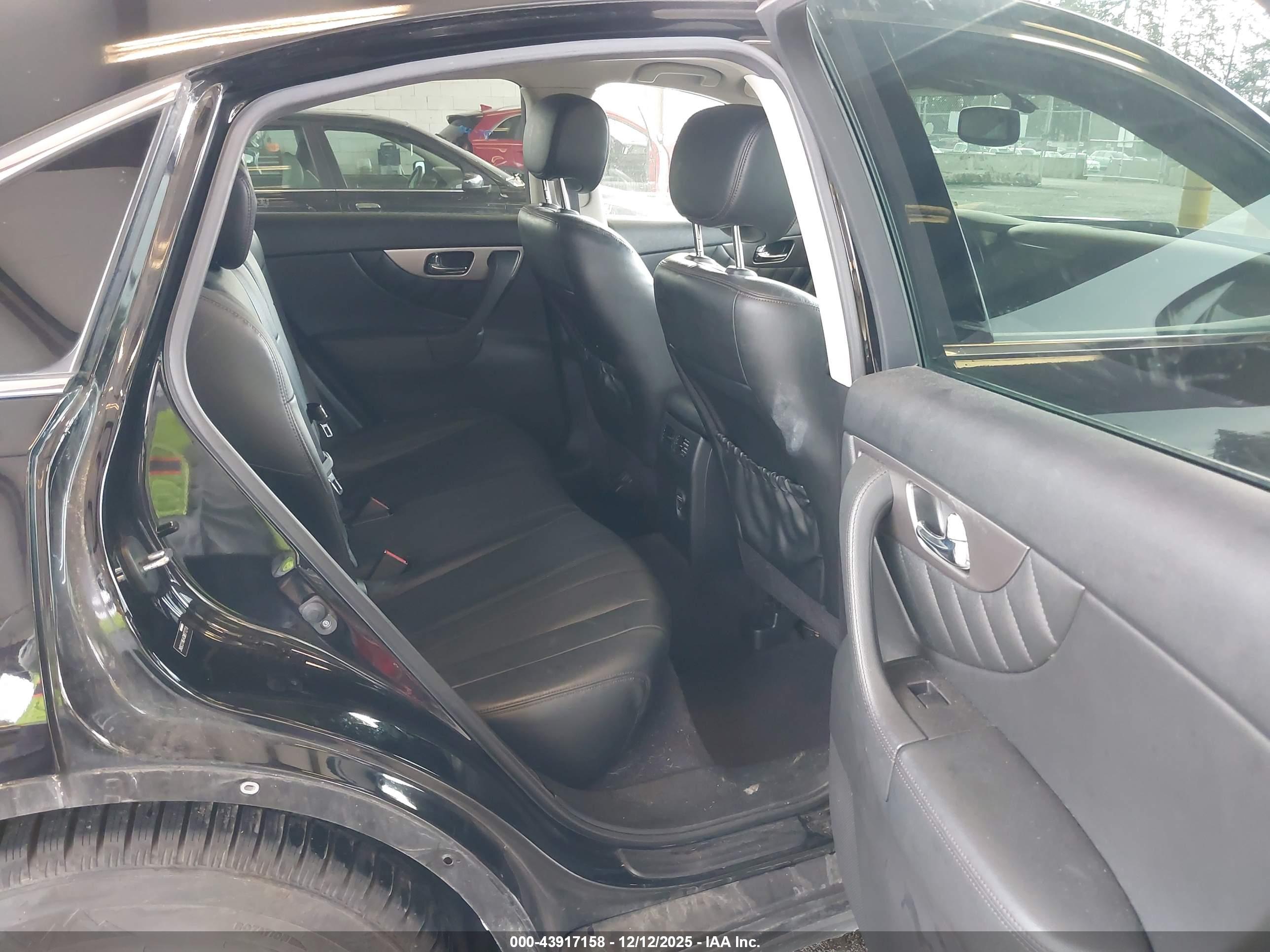 INFINITI QX70 image 8