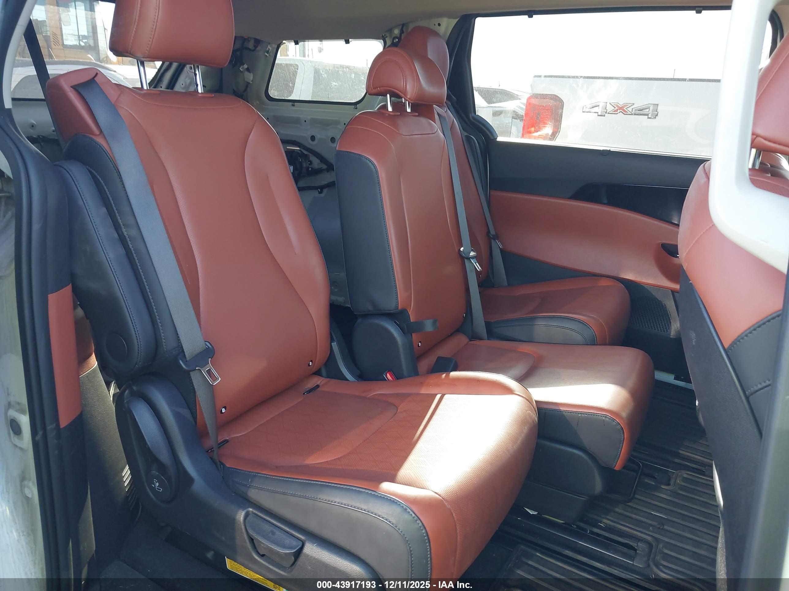 KIA CARNIVAL image 8