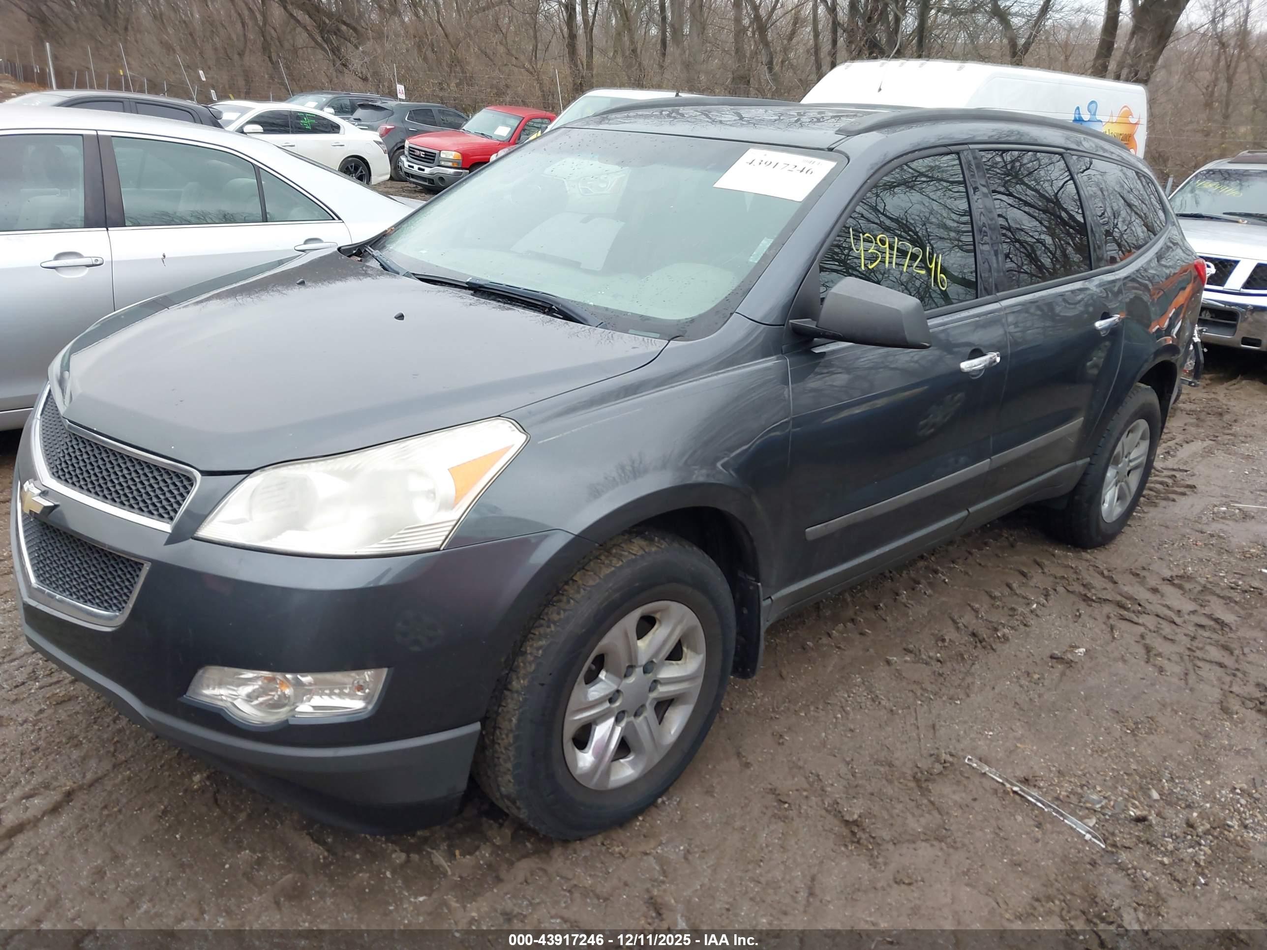 CHEVROLET TRAVERSE image 2