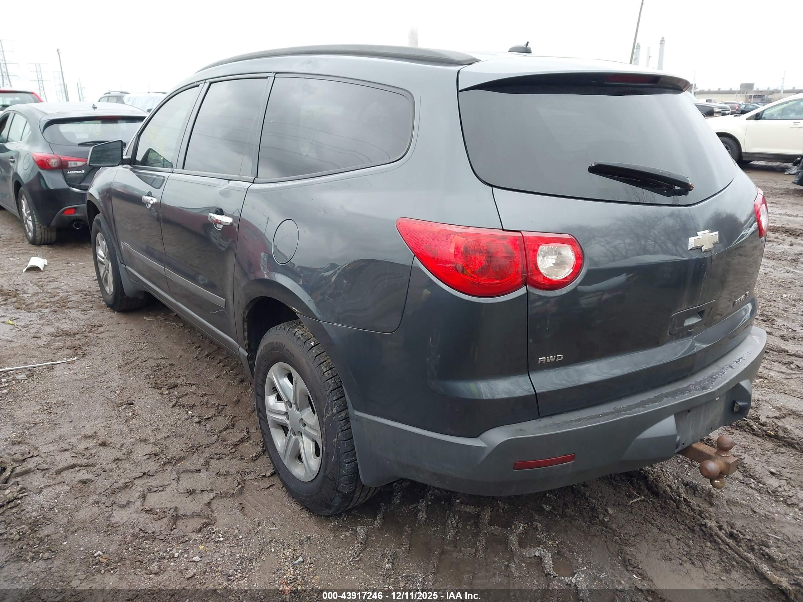 CHEVROLET TRAVERSE image 3