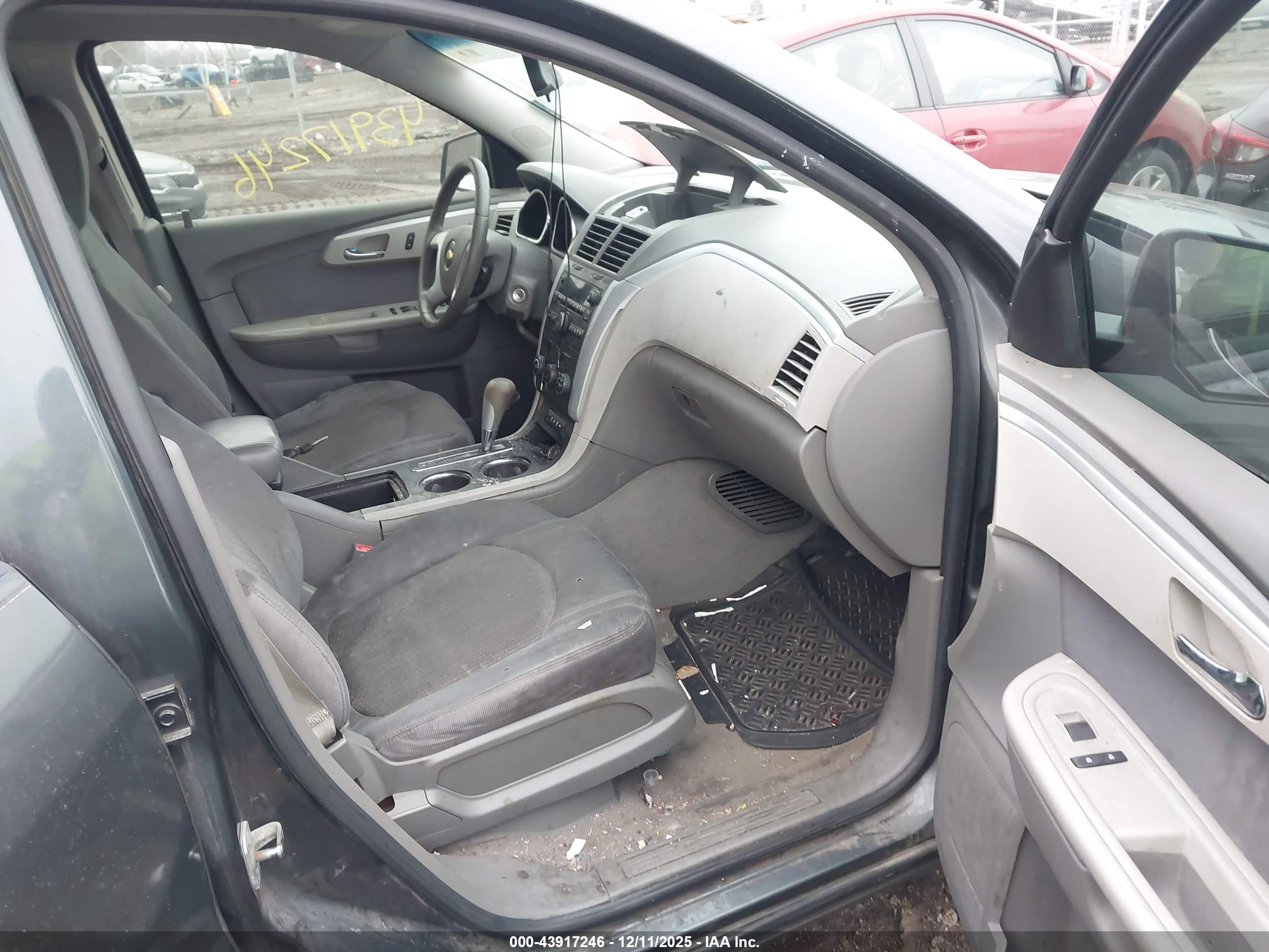 CHEVROLET TRAVERSE image 5