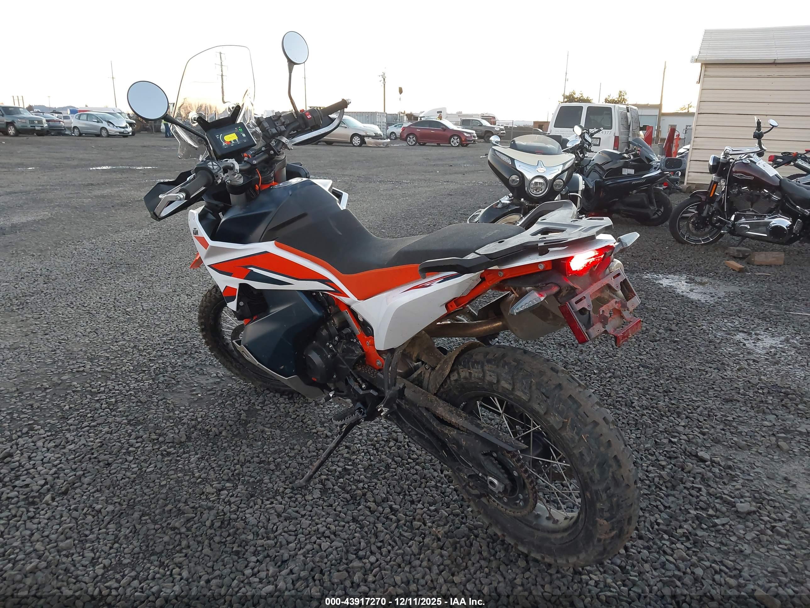 KTM 890 image 3
