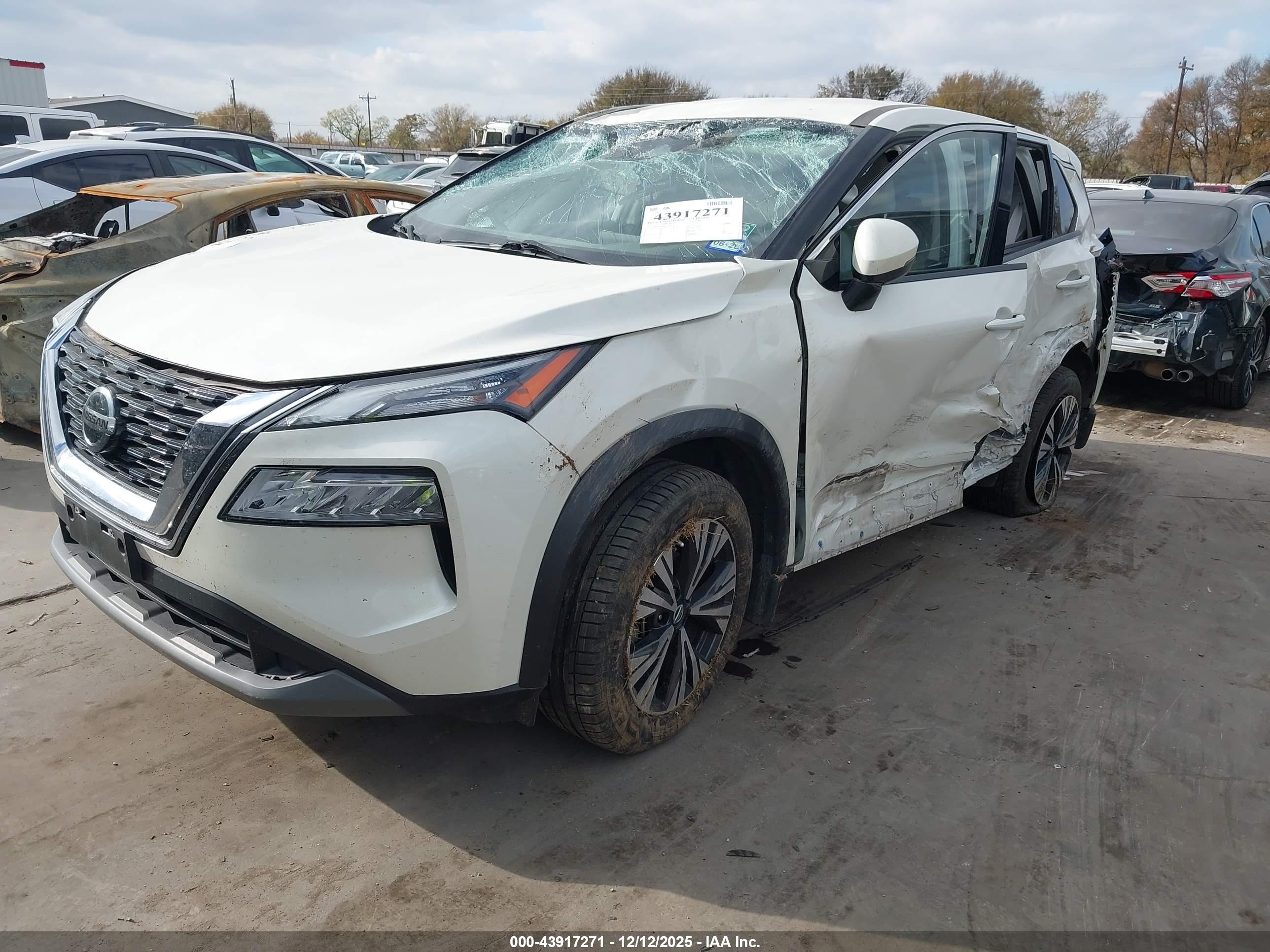 NISSAN ROGUE image 2