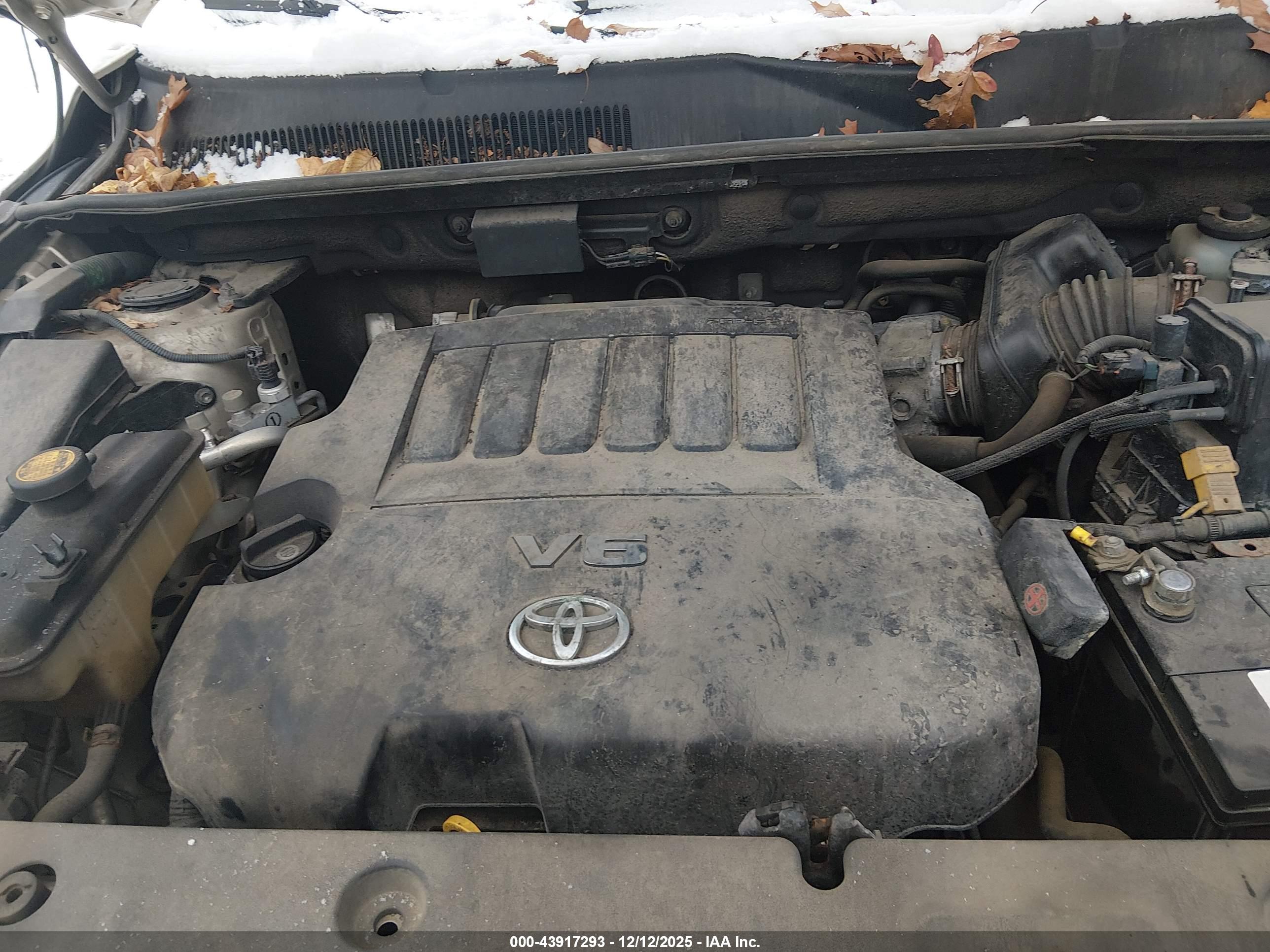 TOYOTA RAV4 image 10