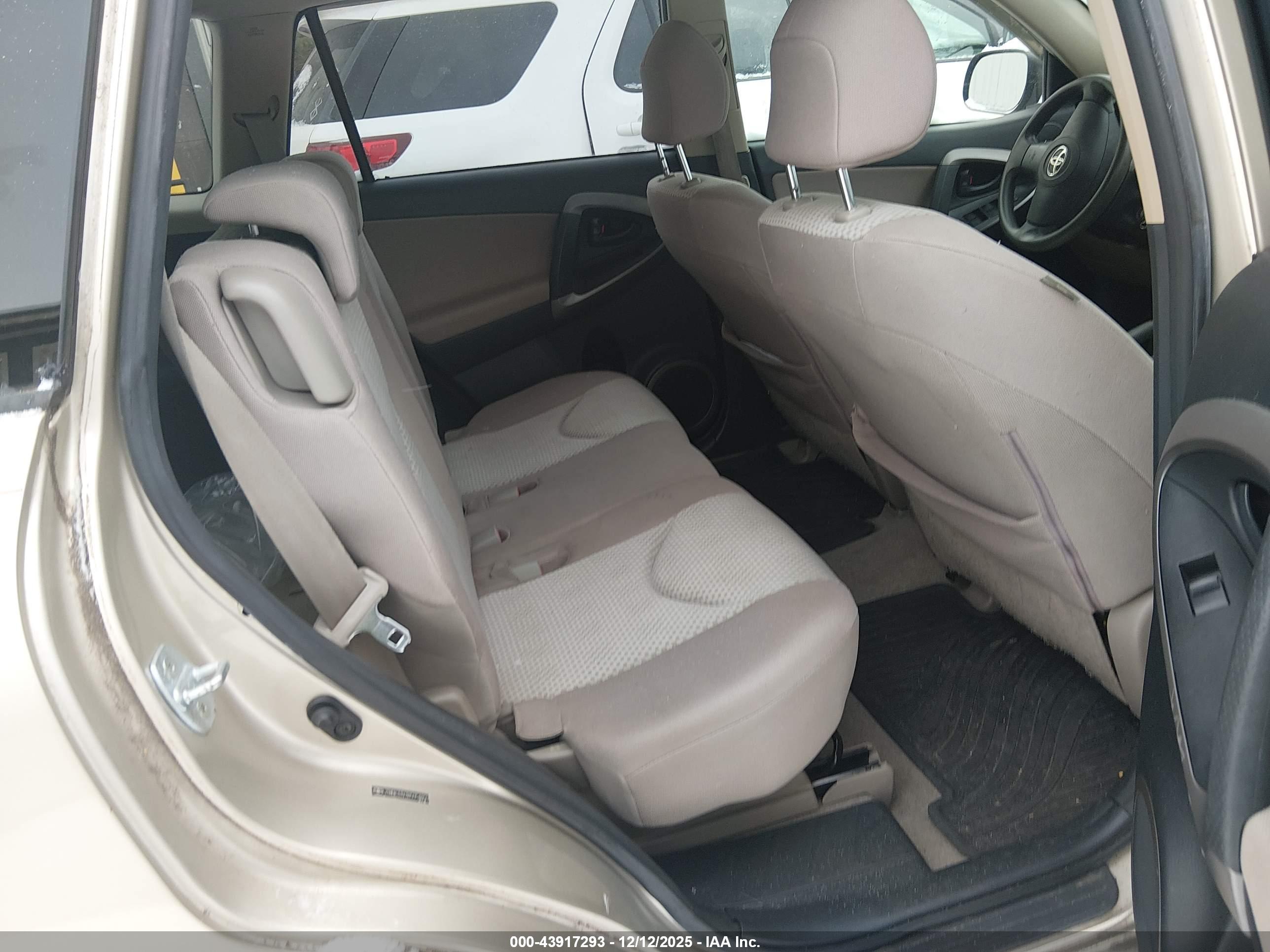 TOYOTA RAV4 image 8