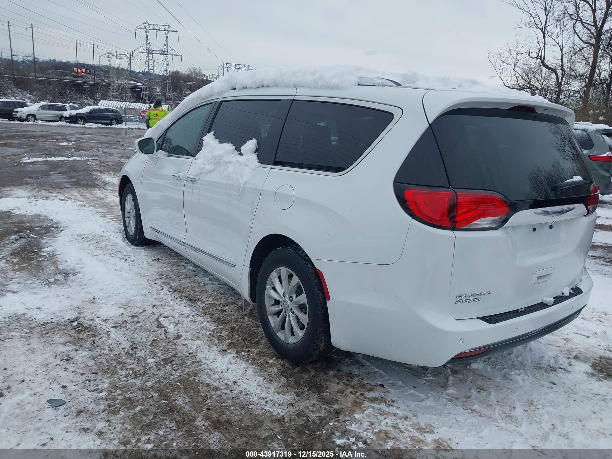 CHRYSLER PACIFICA image 3