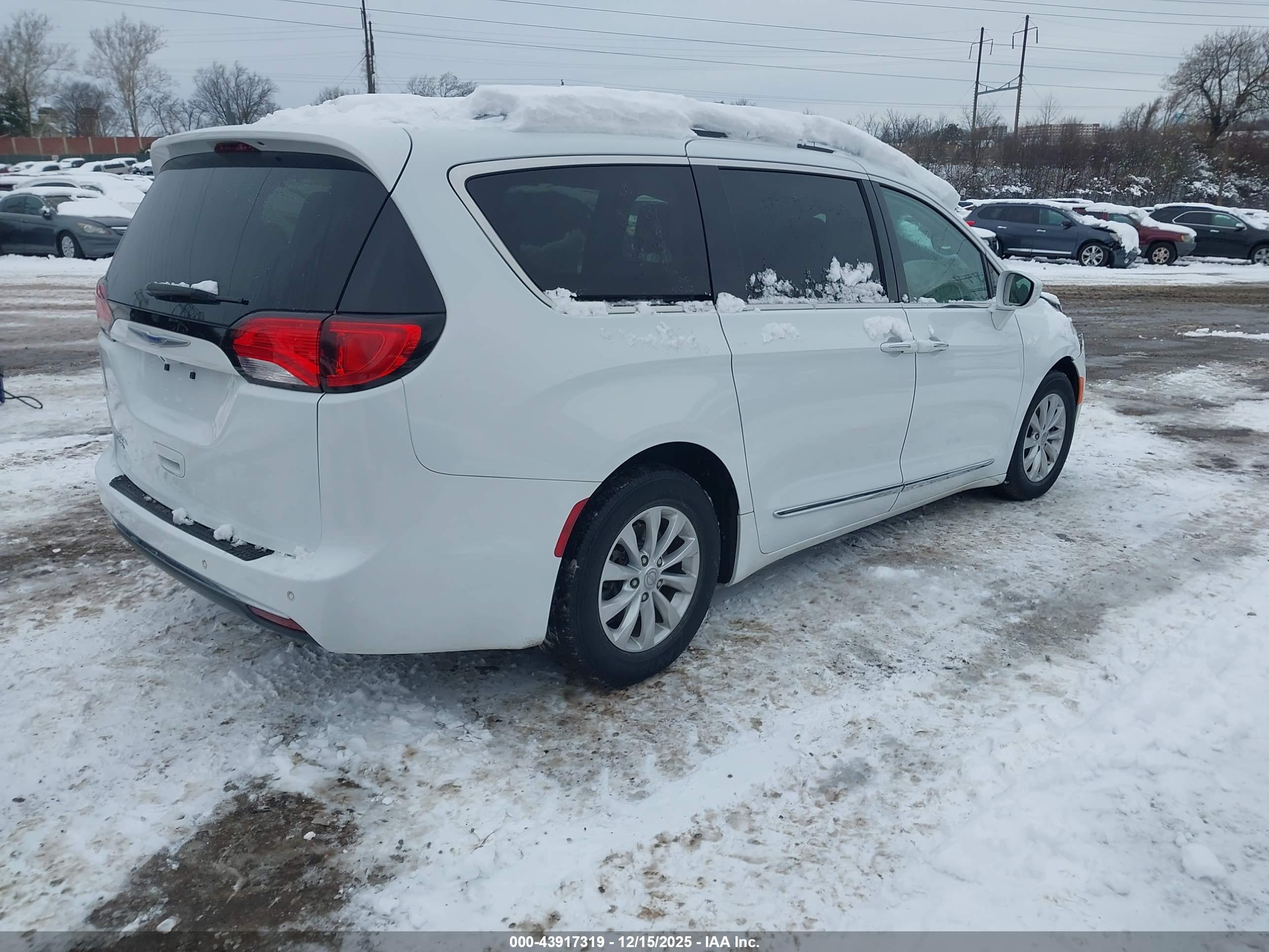 CHRYSLER PACIFICA image 4