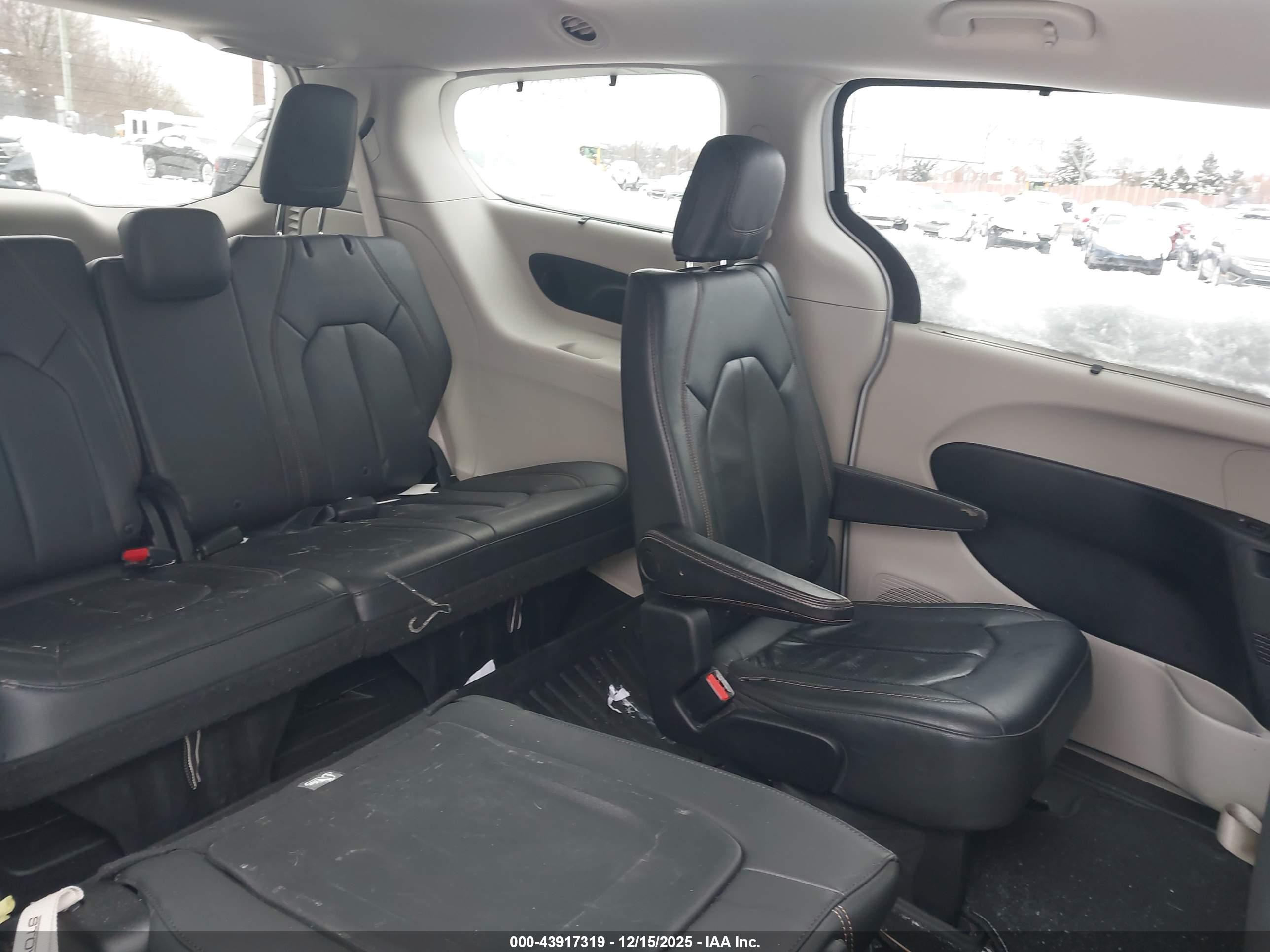 CHRYSLER PACIFICA image 8