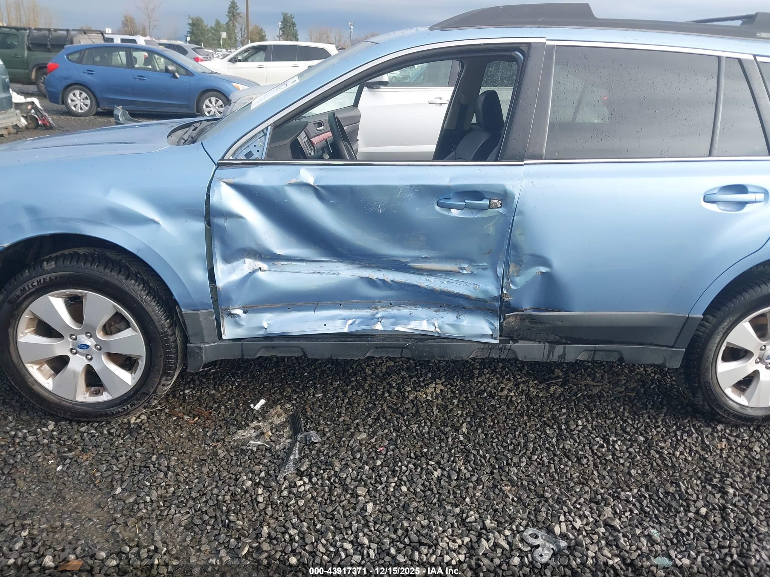 SUBARU OUTBACK image 6