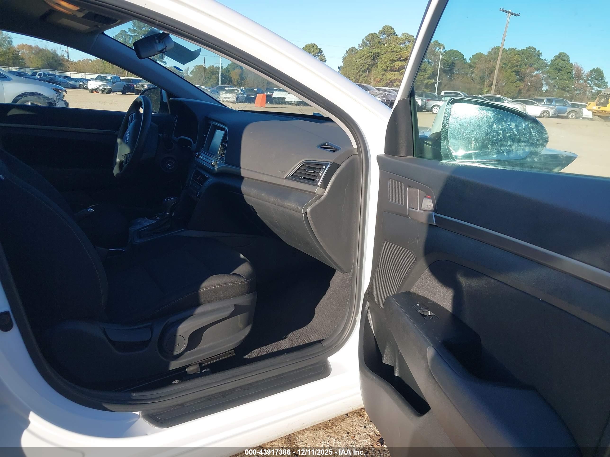 HYUNDAI ELANTRA image 5