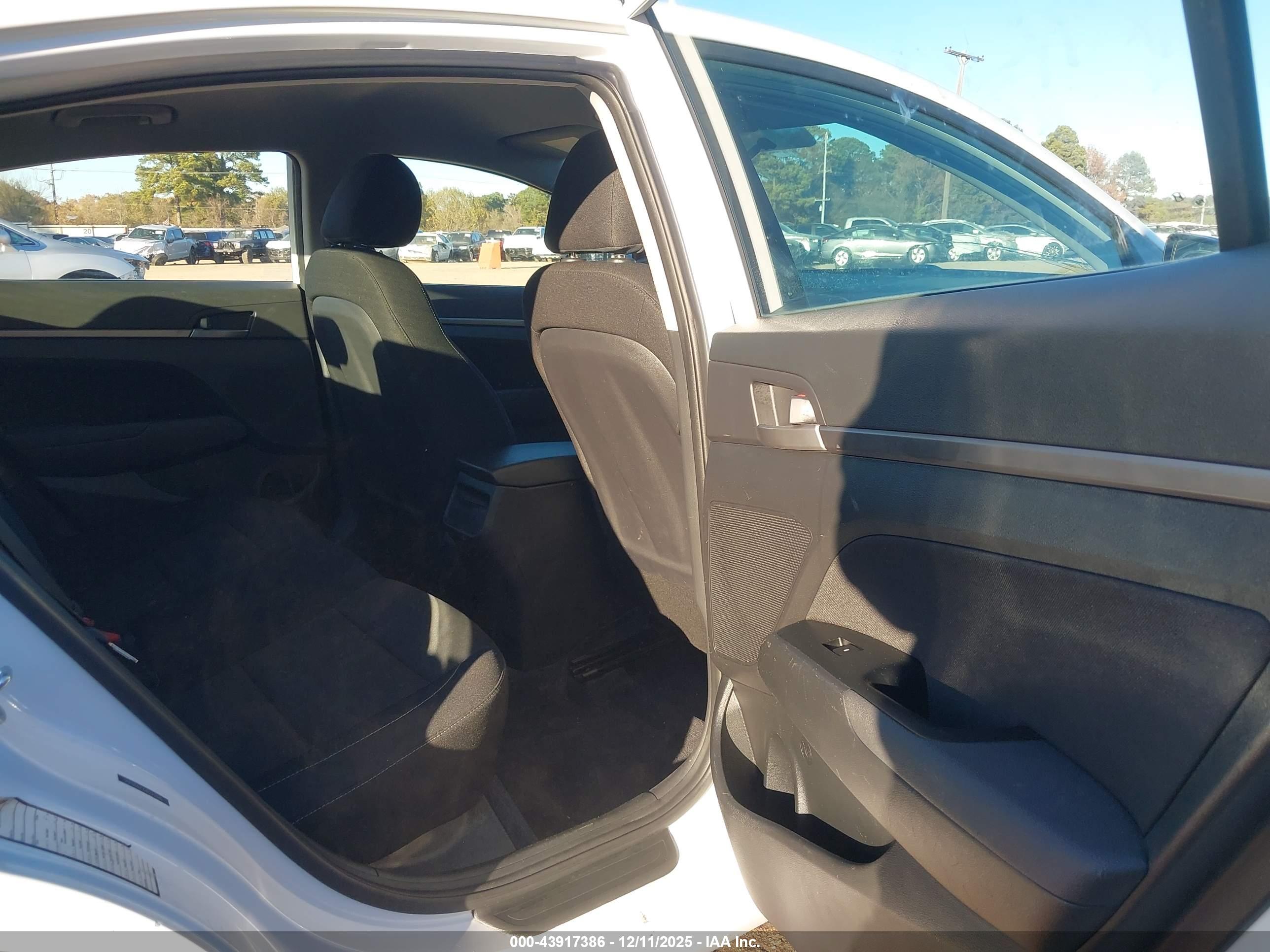 HYUNDAI ELANTRA image 8