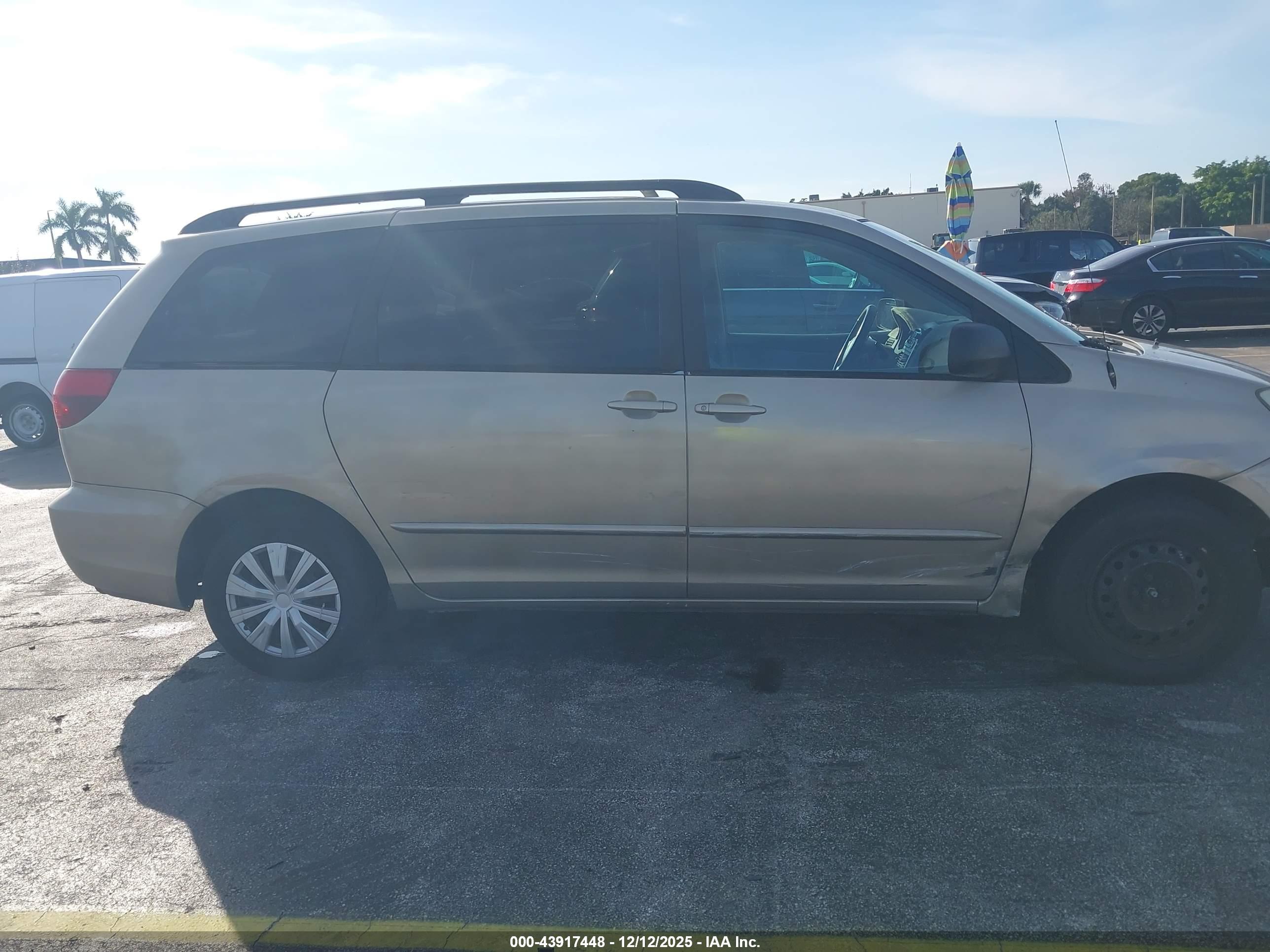 TOYOTA SIENNA image 6