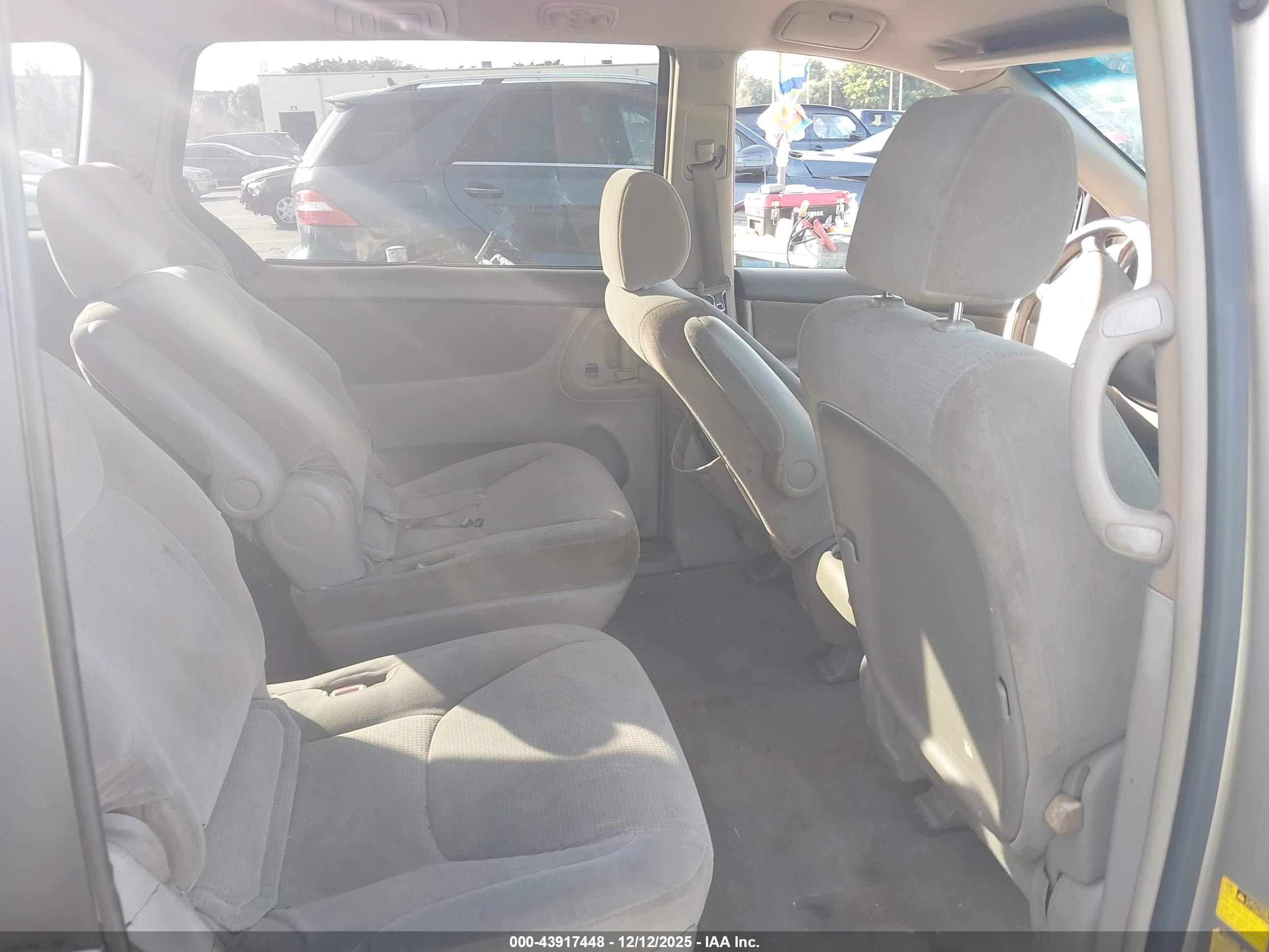 TOYOTA SIENNA image 8