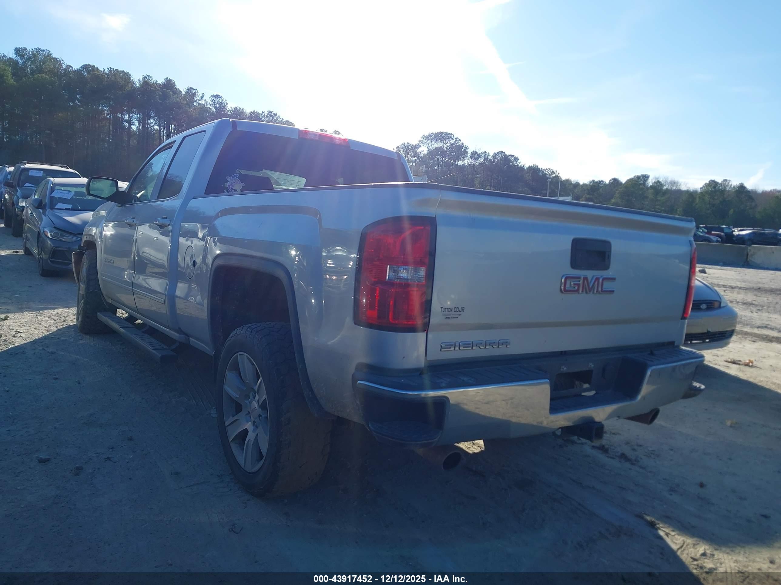 GMC SIERRA image 3