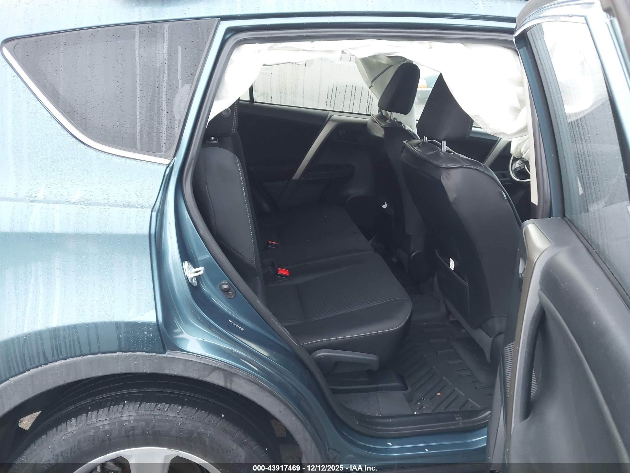 TOYOTA RAV4 image 8