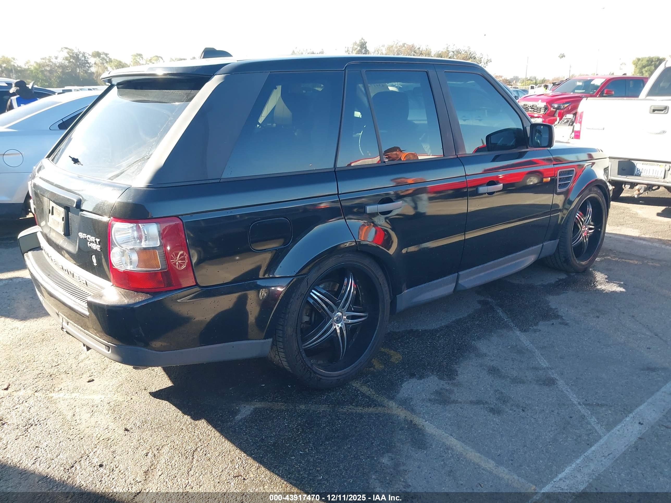 LAND ROVER image 4